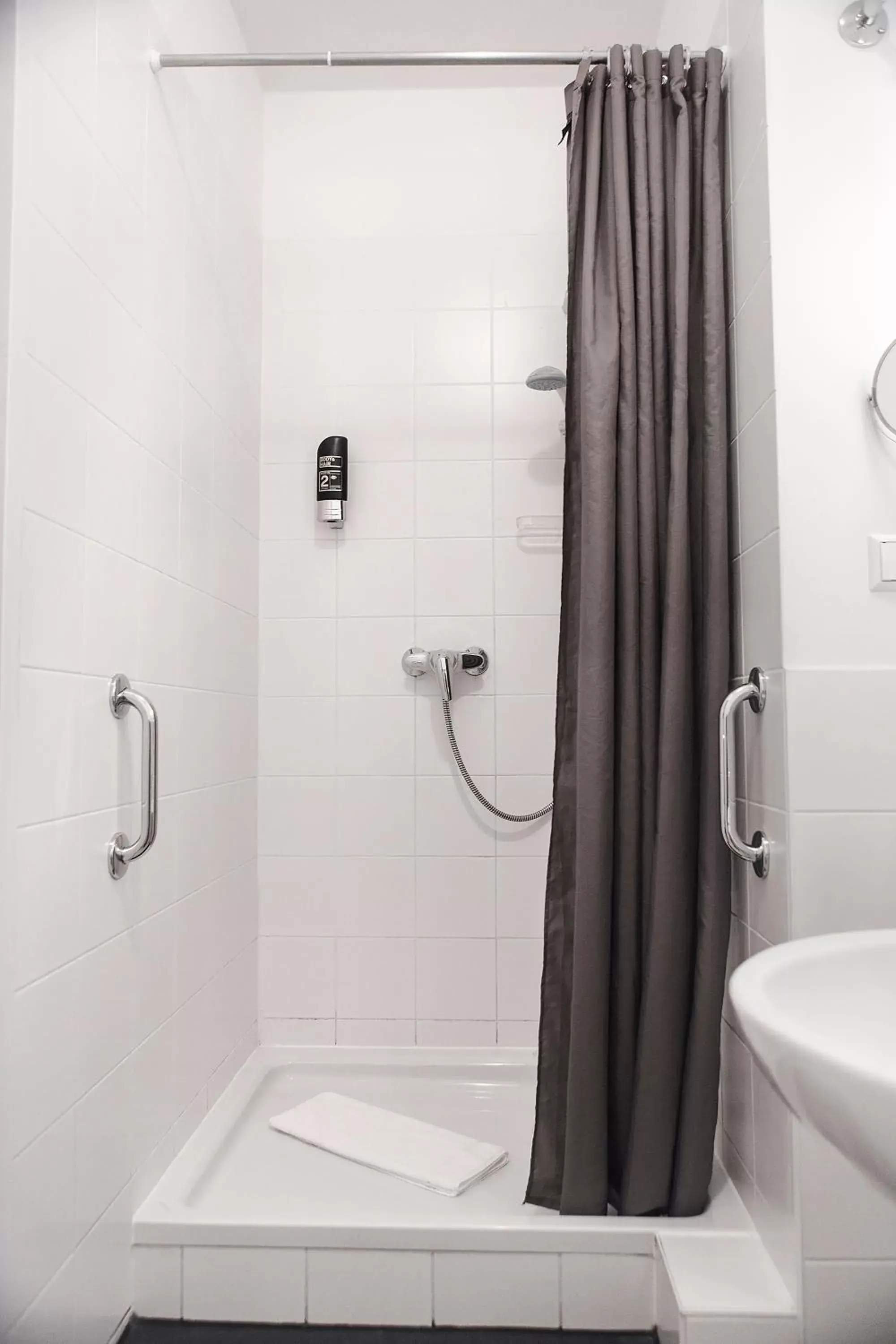 Shower, Bathroom in Pension Peters – Das andere Hotel