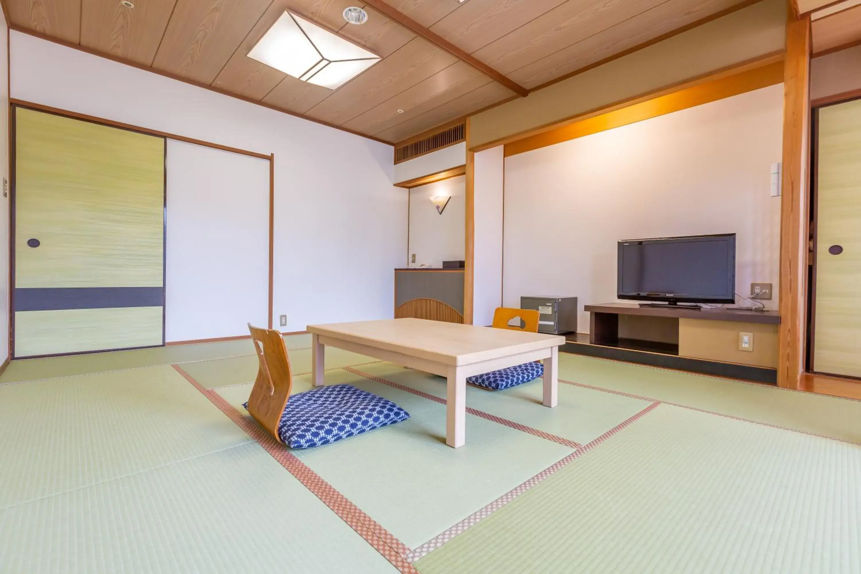 Photo of the whole room, TV/Entertainment Center in Ooedo Onsen Monogatari Kinosaki