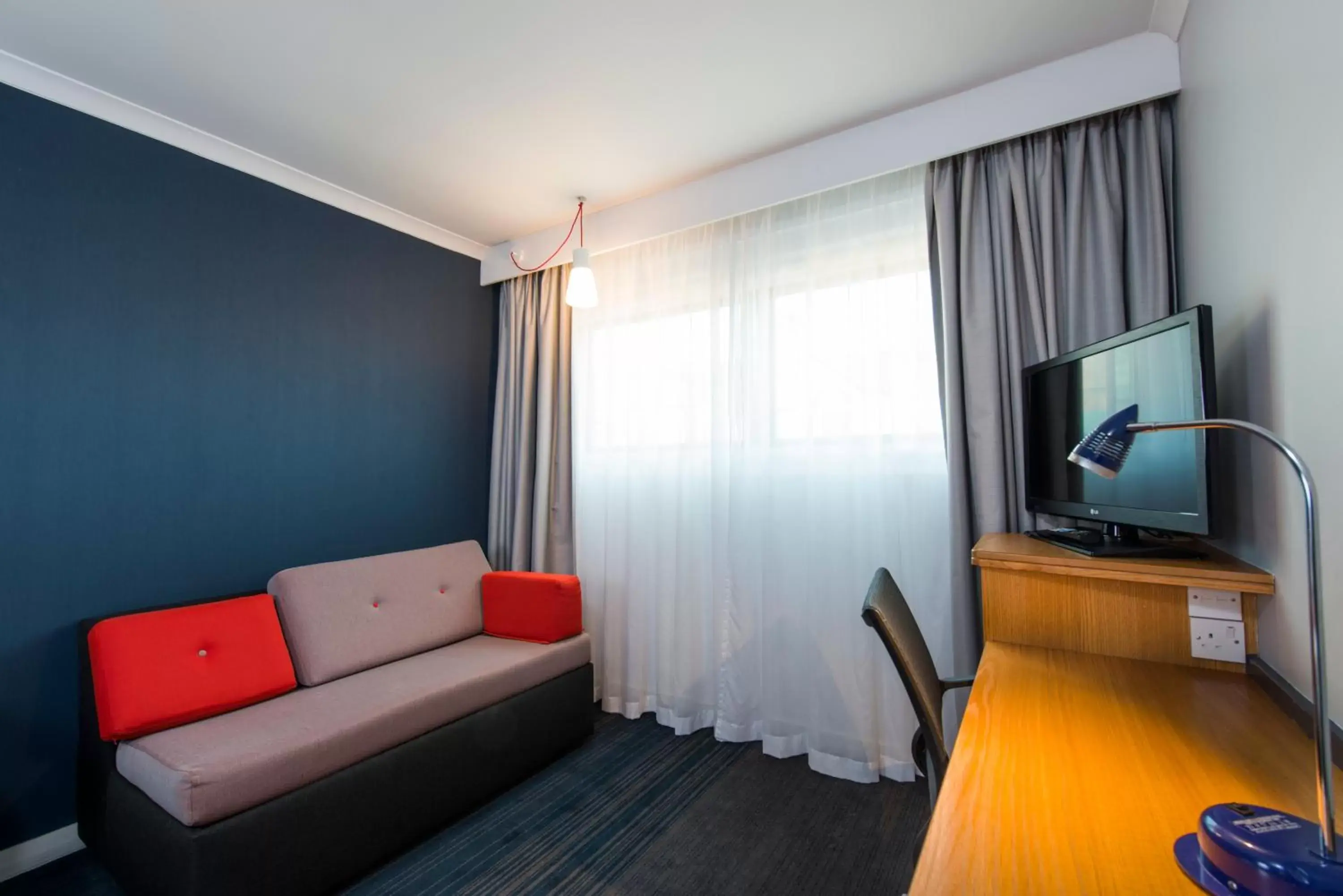 Bedroom, TV/Entertainment Center in Holiday Inn Express Gloucester - South, an IHG Hotel