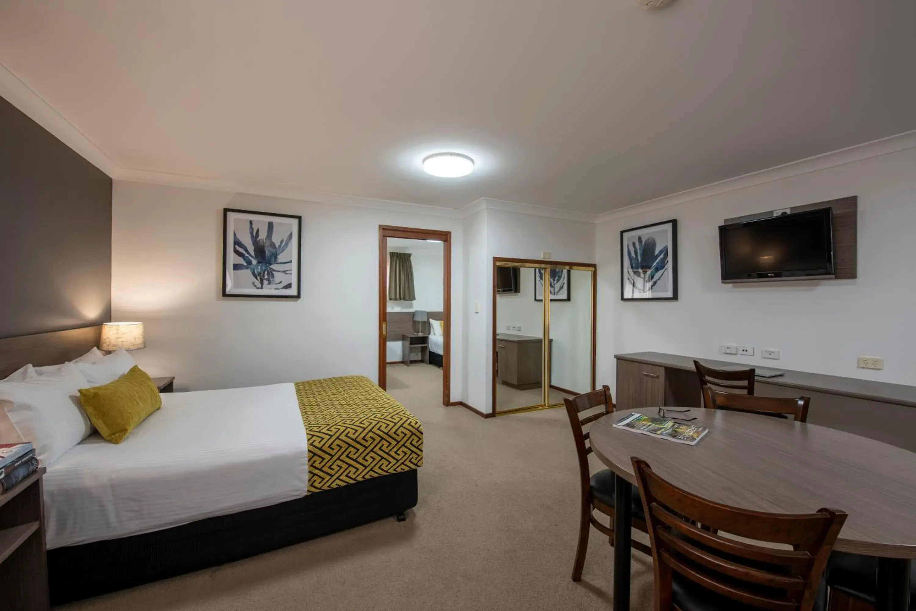 Photo of the whole room, Bed in Best Western Plus Ambassador Orange Photo of the whole room, Bed in Best Western Plus Ambassador Orange