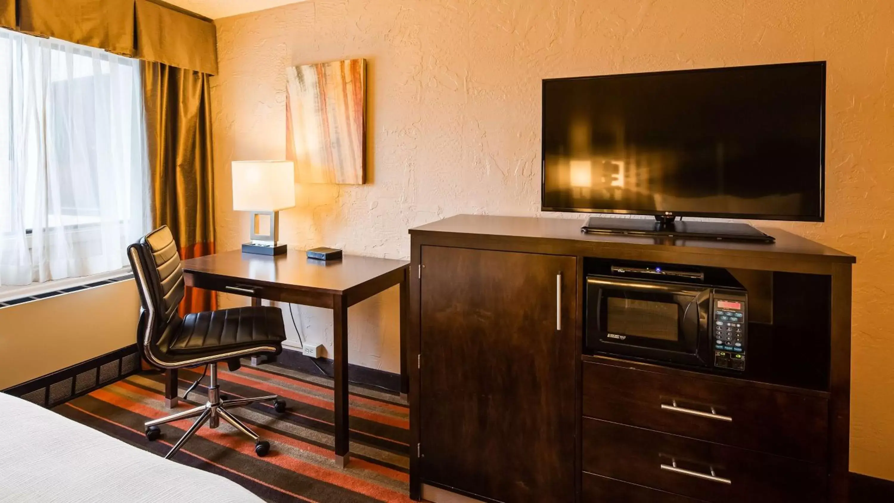 Photo of the whole room, TV/Entertainment Center in Best Western Plus Butte Plaza Inn