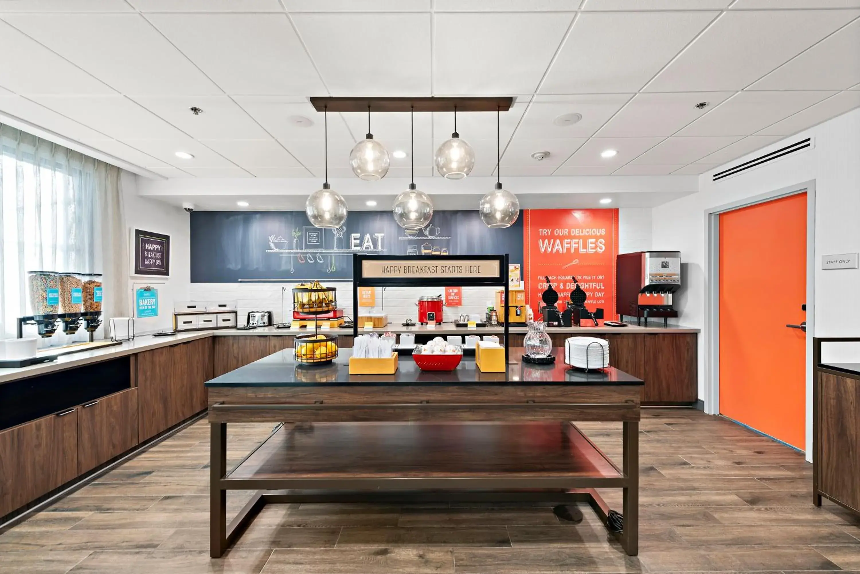 Coffee/tea facilities, Restaurant/Places to Eat in Wingate by Wyndham Los Angeles Airport