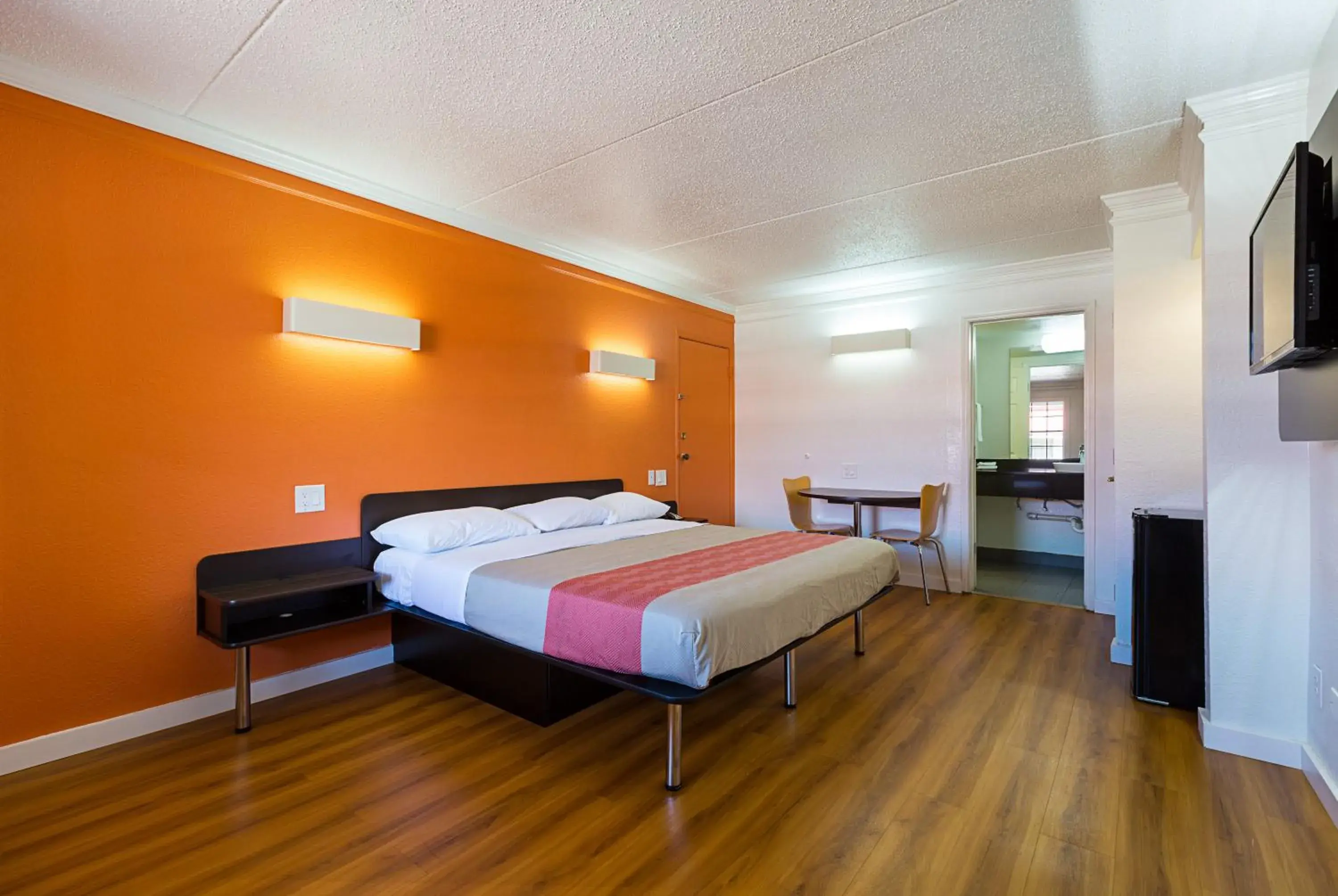 Bedroom, Bed in Motel 6-Dallas, TX - Market Center