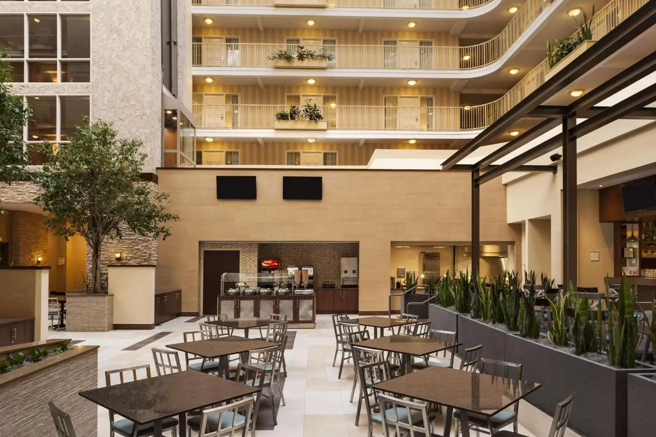 Dining area, Restaurant/Places to Eat in Embassy Suites by Hilton Dallas Market Center