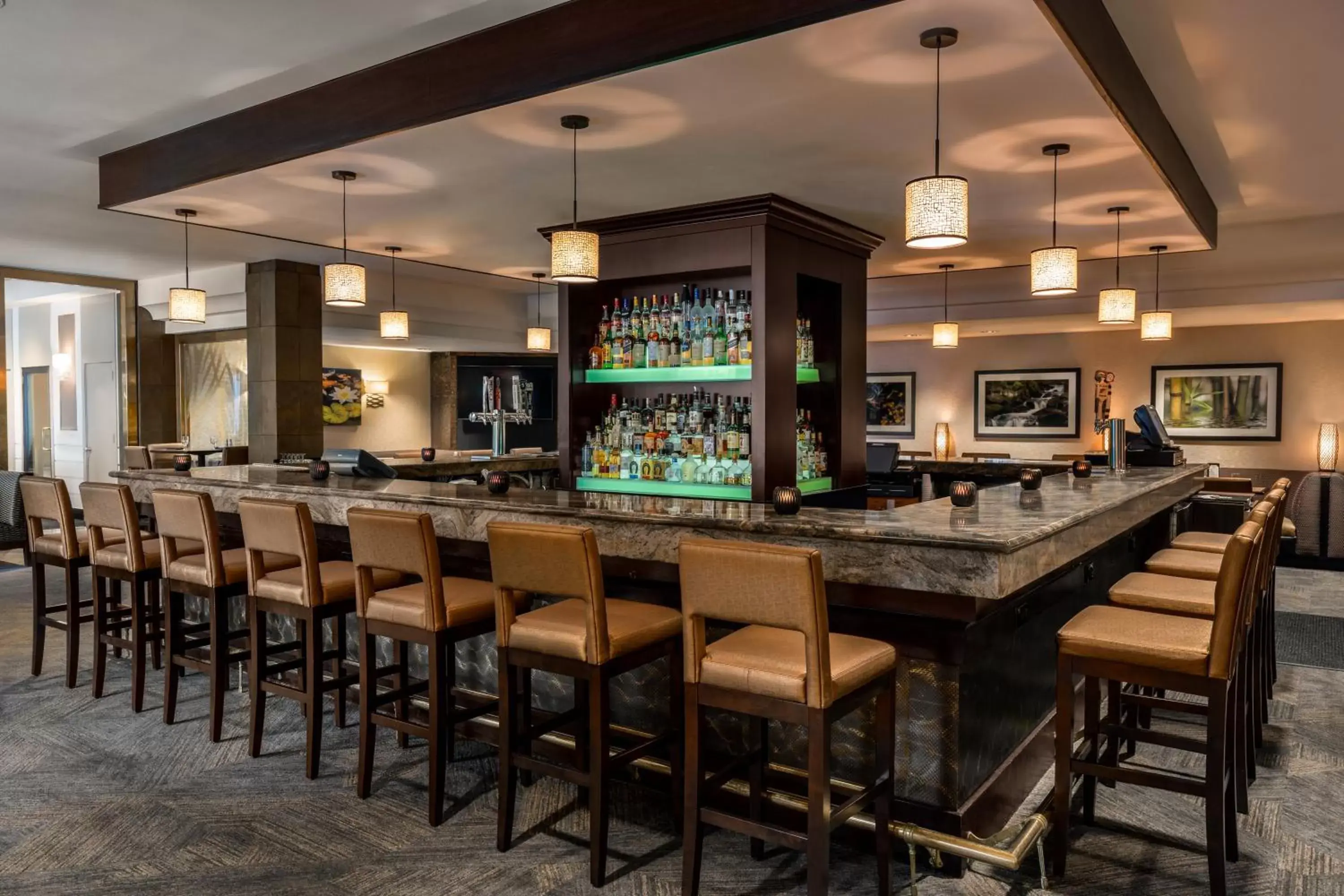 Restaurant/places to eat, Lounge/Bar in LaGuardia Plaza Hotel