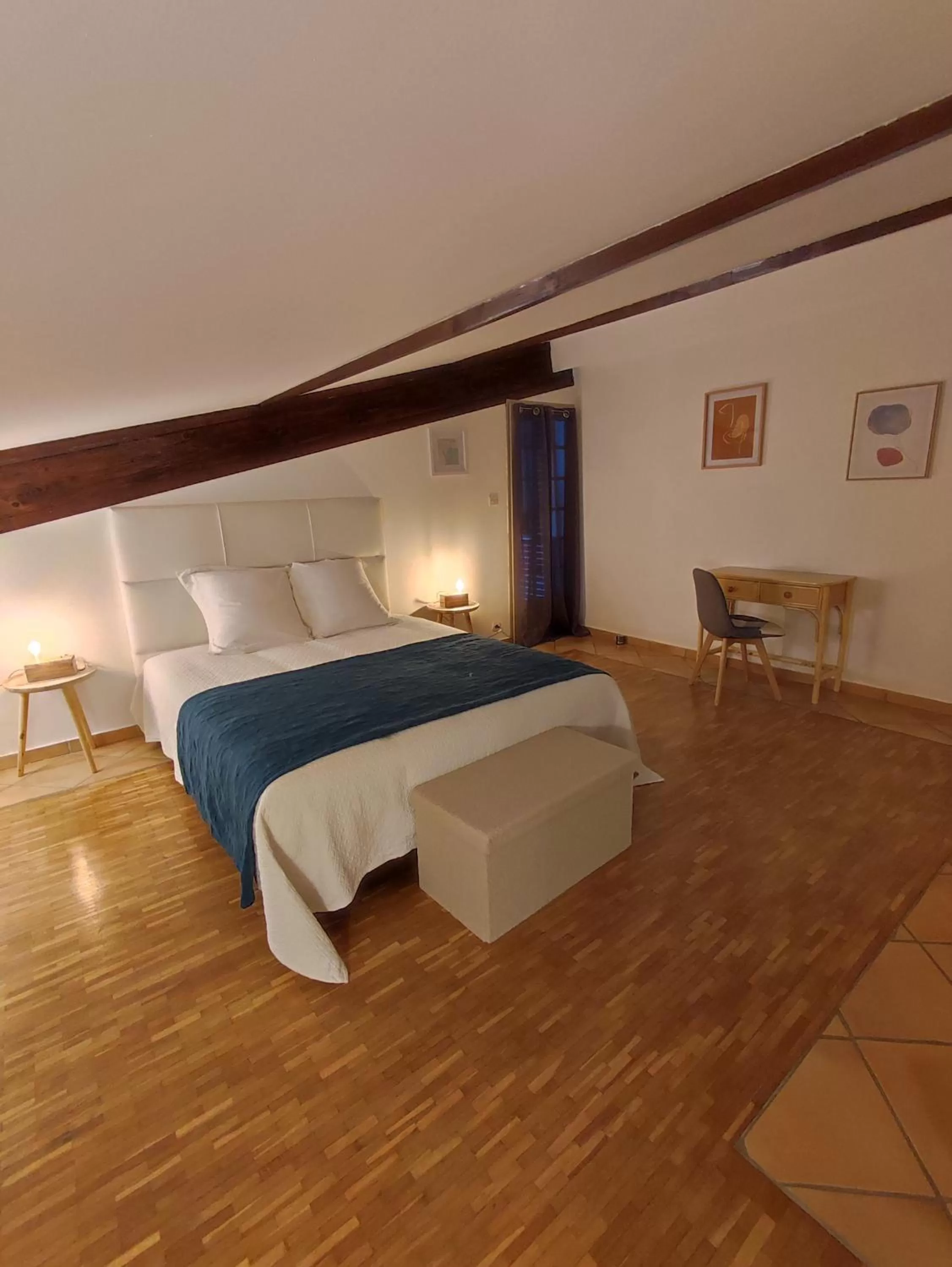 Photo of the whole room, Bed in Lou Cantou