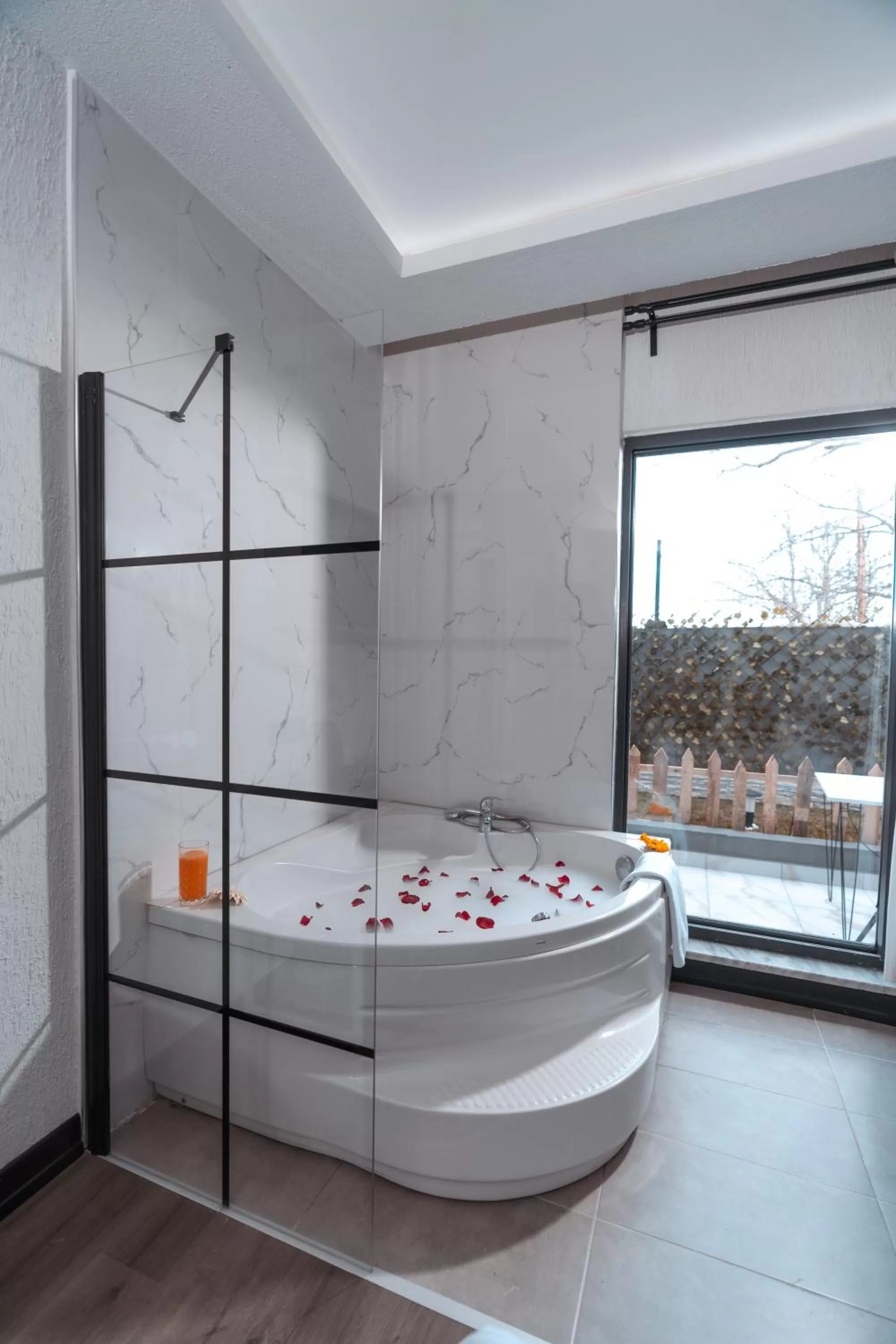 Hot Tub in Melanj Airport Hotel