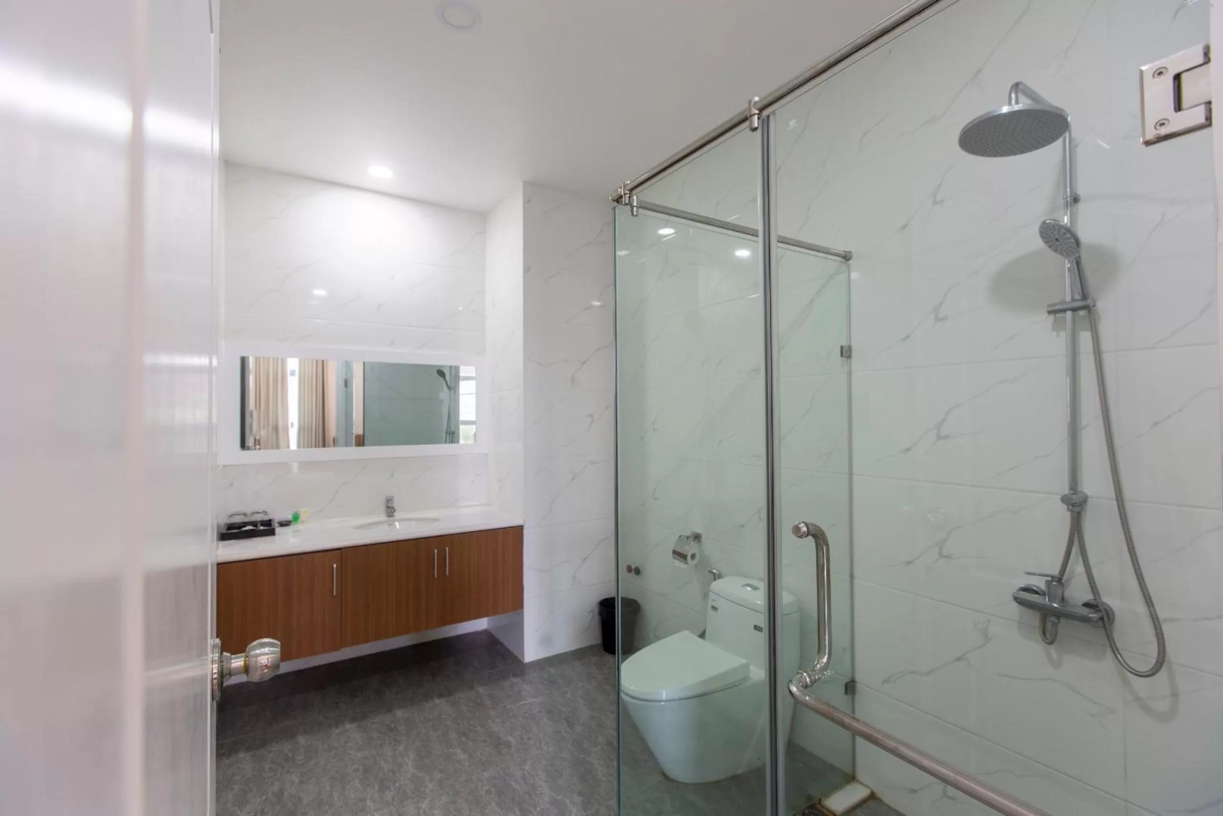Shower, Bathroom in Hoang Hung Hotel