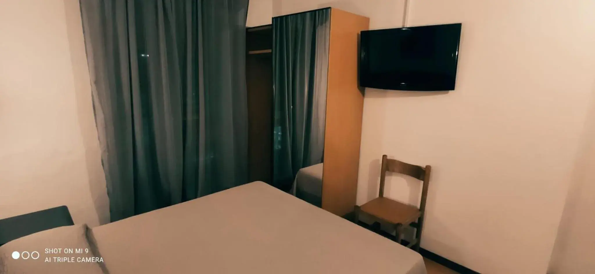 Bedroom, TV/Entertainment Center in Hotel Orlov Rimini
