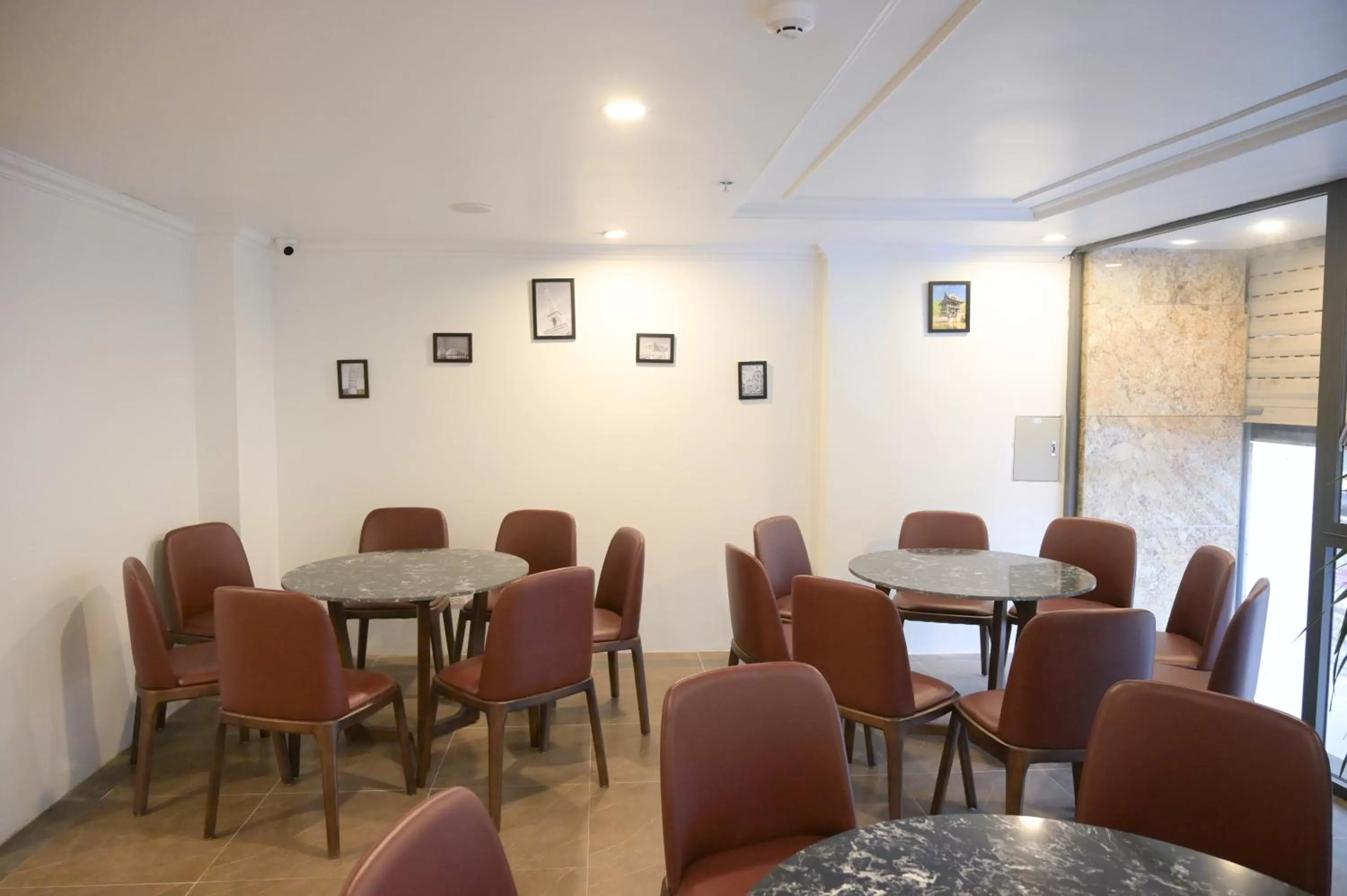 Restaurant/places to eat in Mercy Hotel