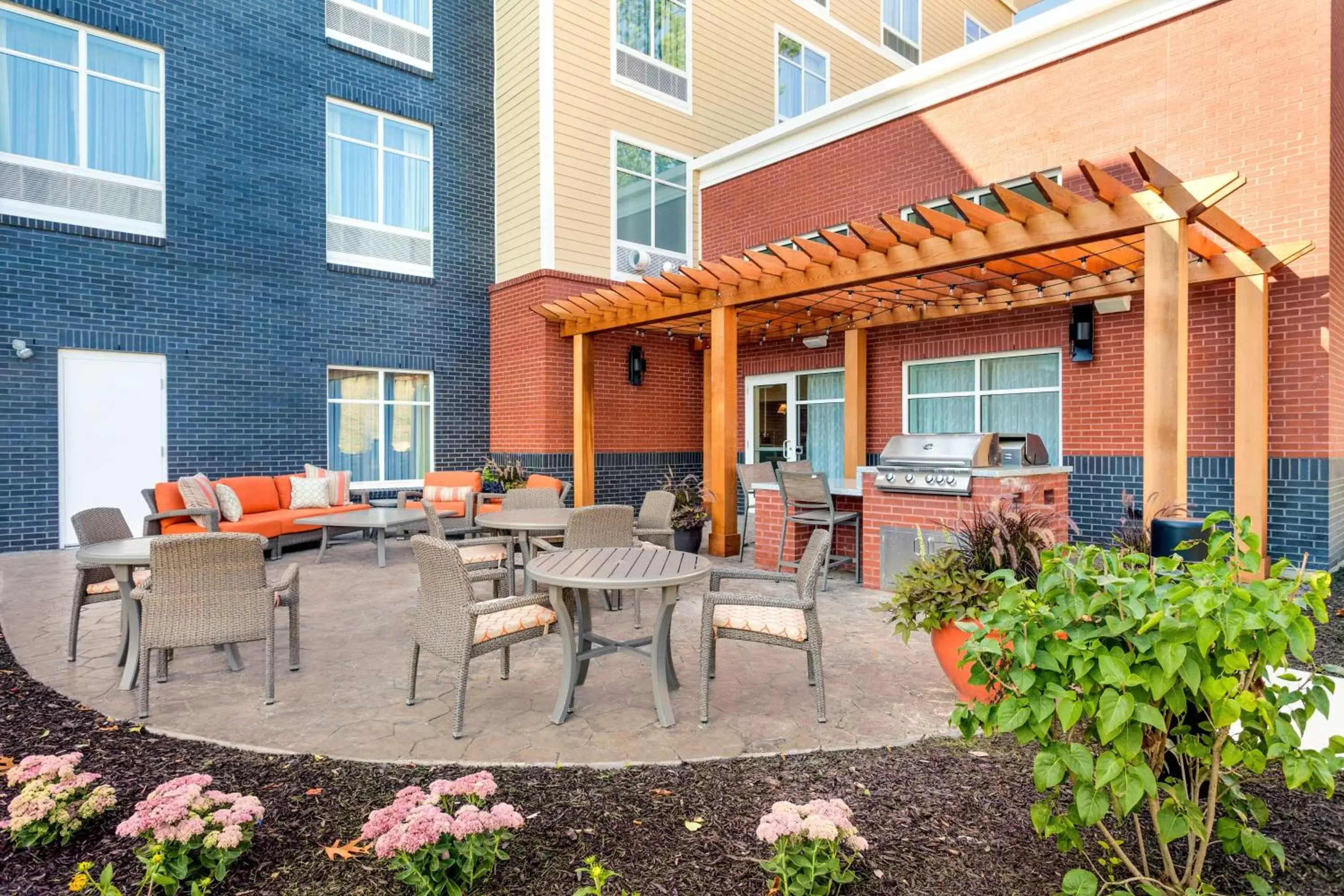 Inner courtyard view, Restaurant/Places to Eat in Homewood Suites by Hilton Gateway Hills Nashua