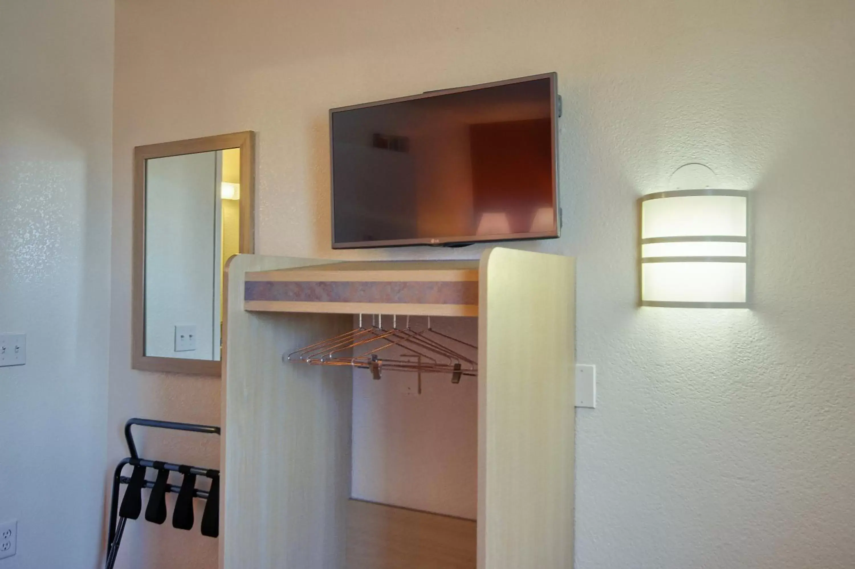 Bedroom, TV/Entertainment Center in Motel 6-Fresno, CA - Blackstone South