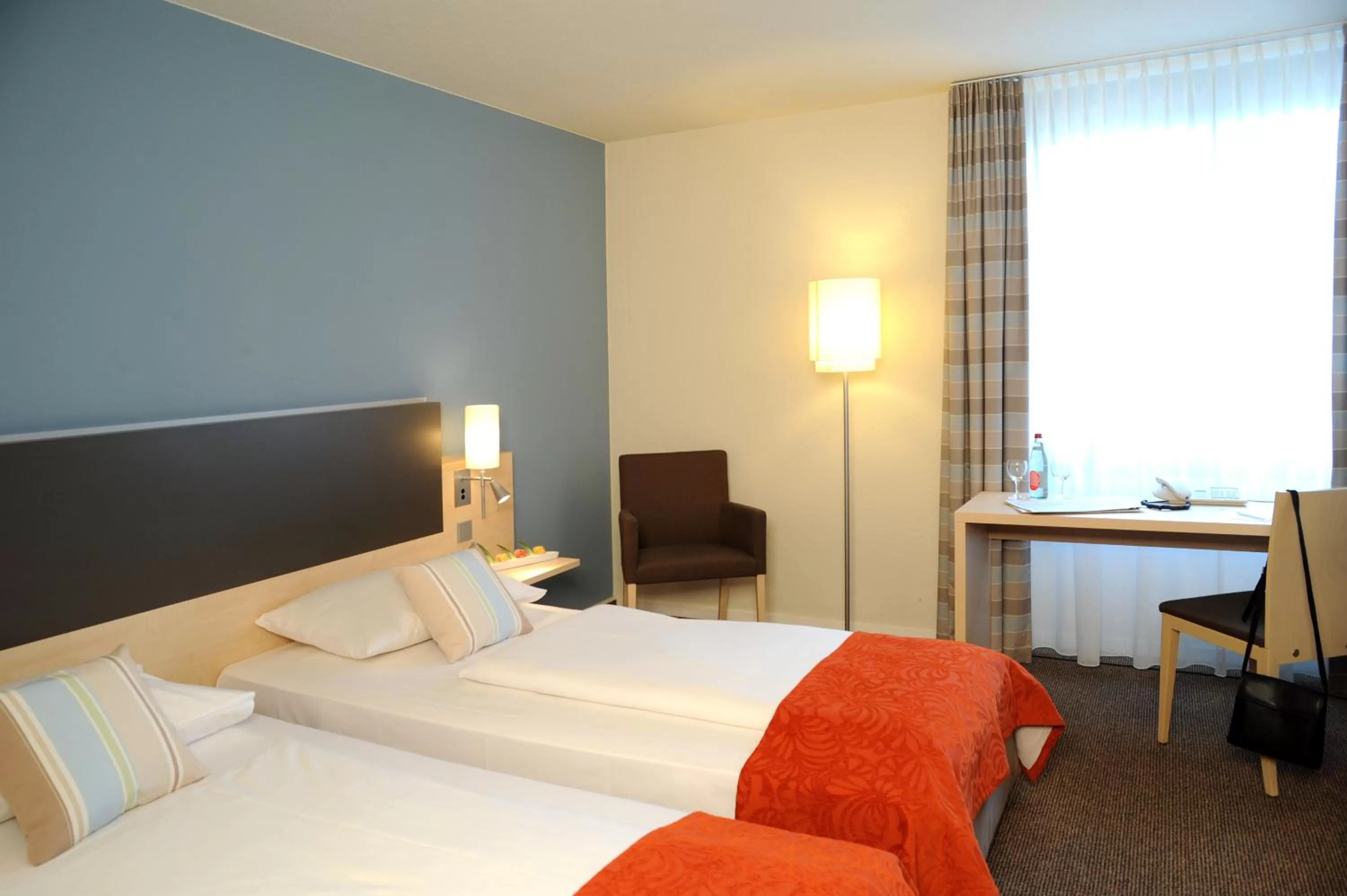 Photo of the whole room, Bed in Mercure Bonn Hardtberg