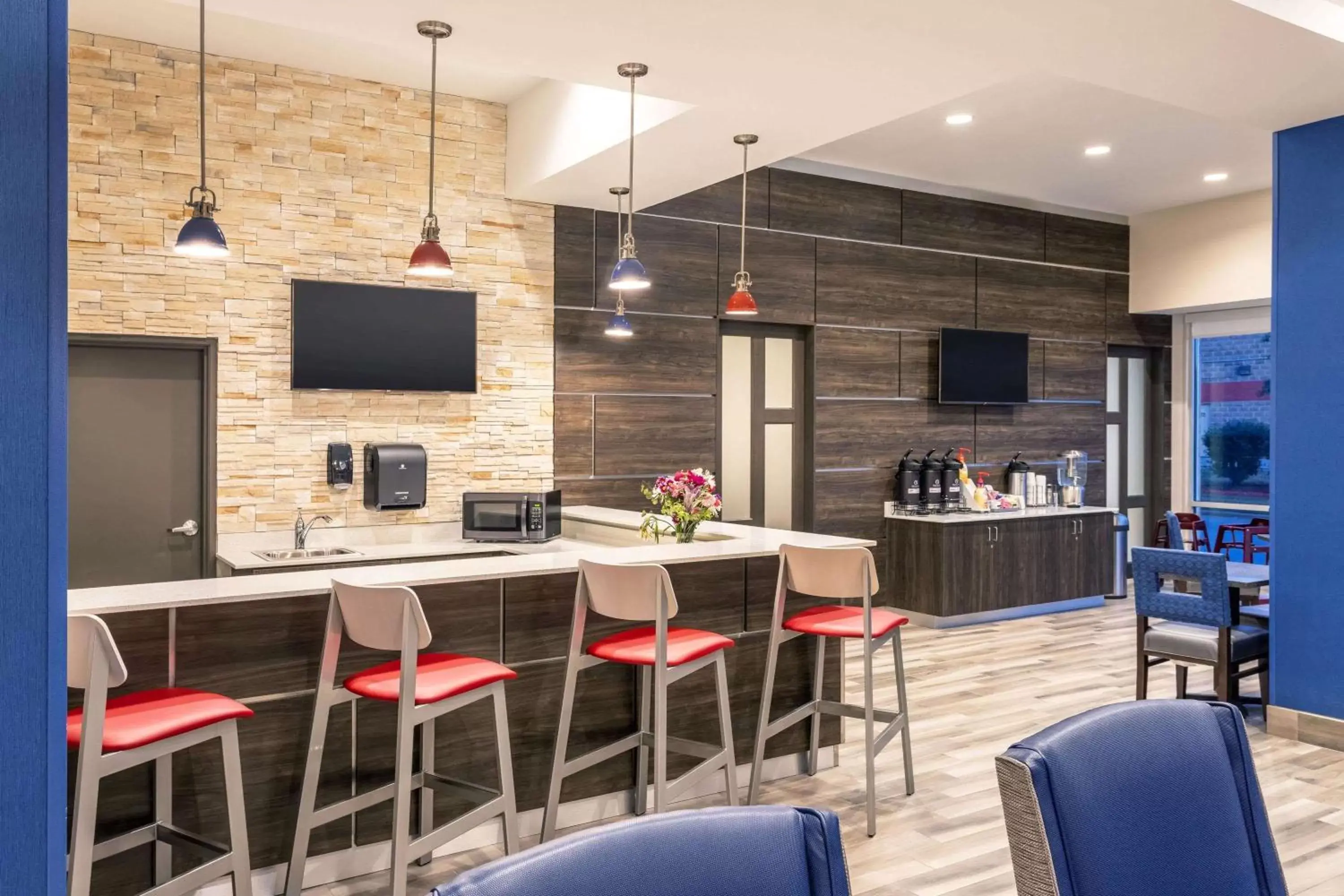 Lounge or bar, Lounge/Bar in La Quinta Inn and Suites by Wyndham Bloomington