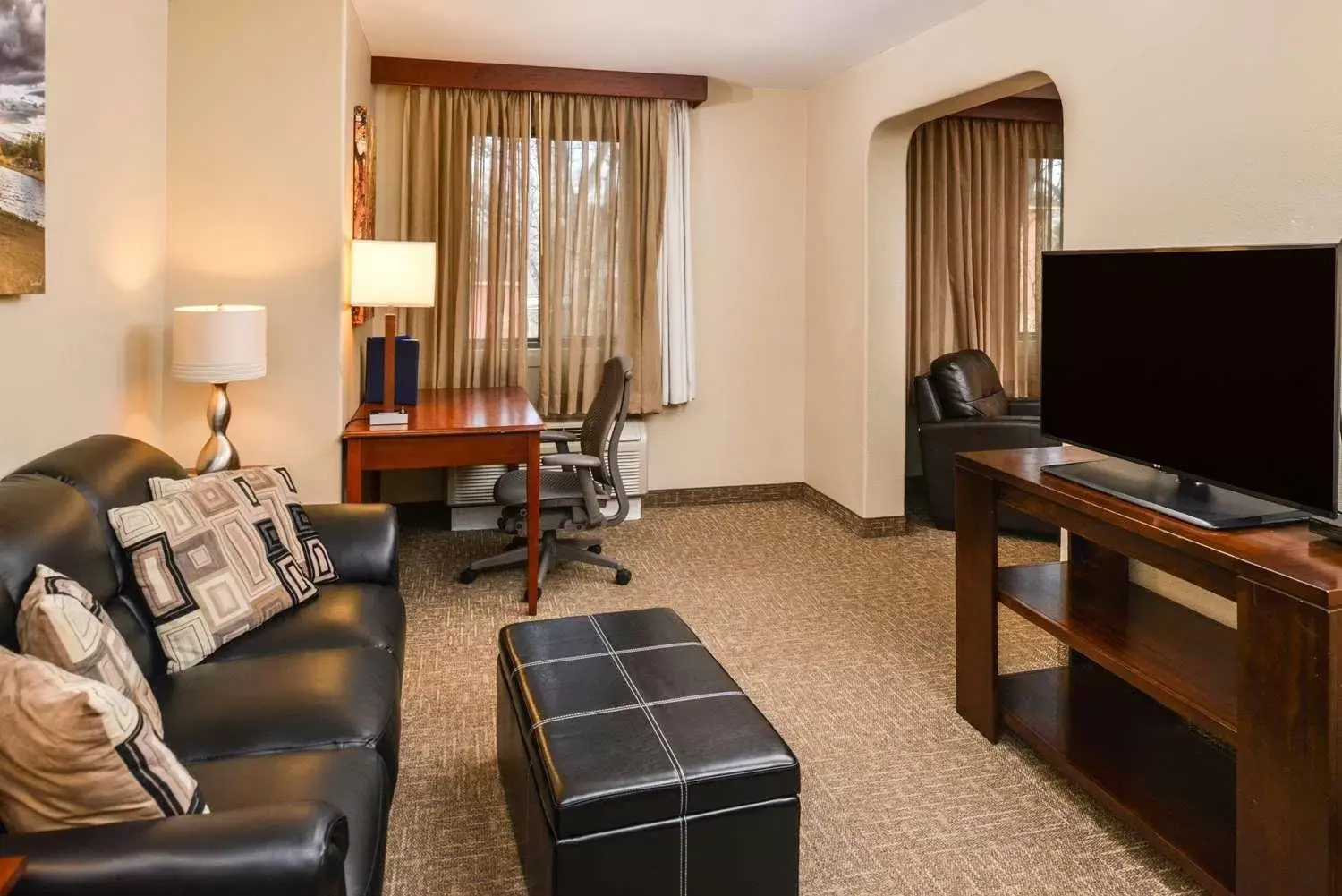 Living room, Seating Area in Best Western University Inn