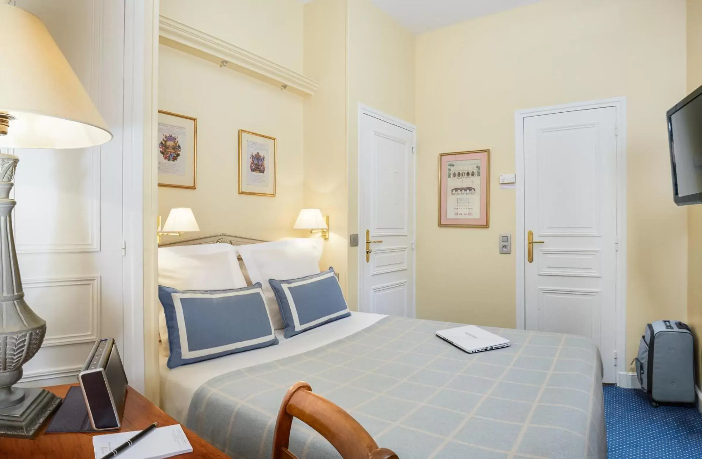 Photo of the whole room, Bed in Relais Du Louvre