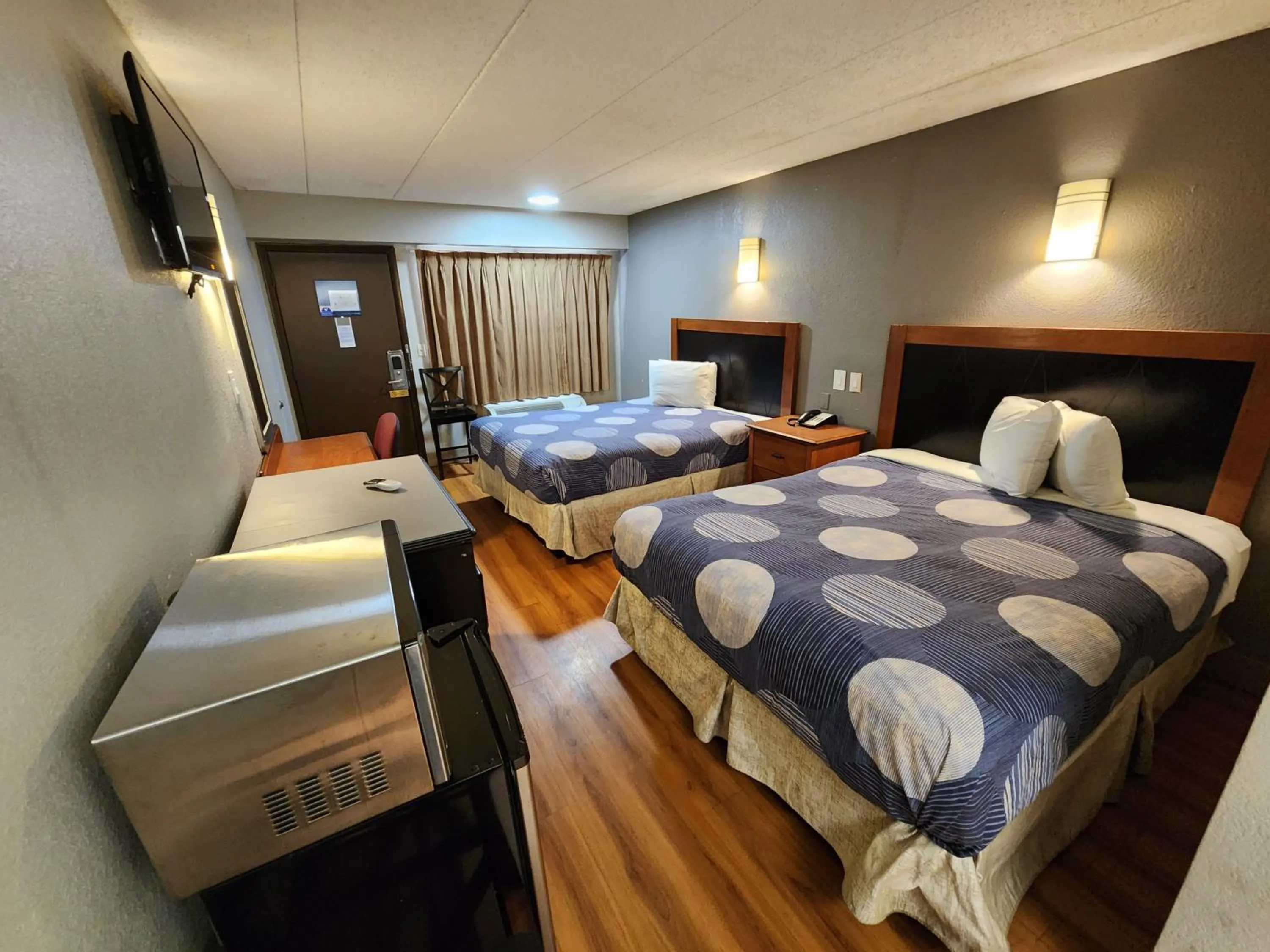 TV and multimedia, Bed in Americas Best Value Inn and Suites Little Rock