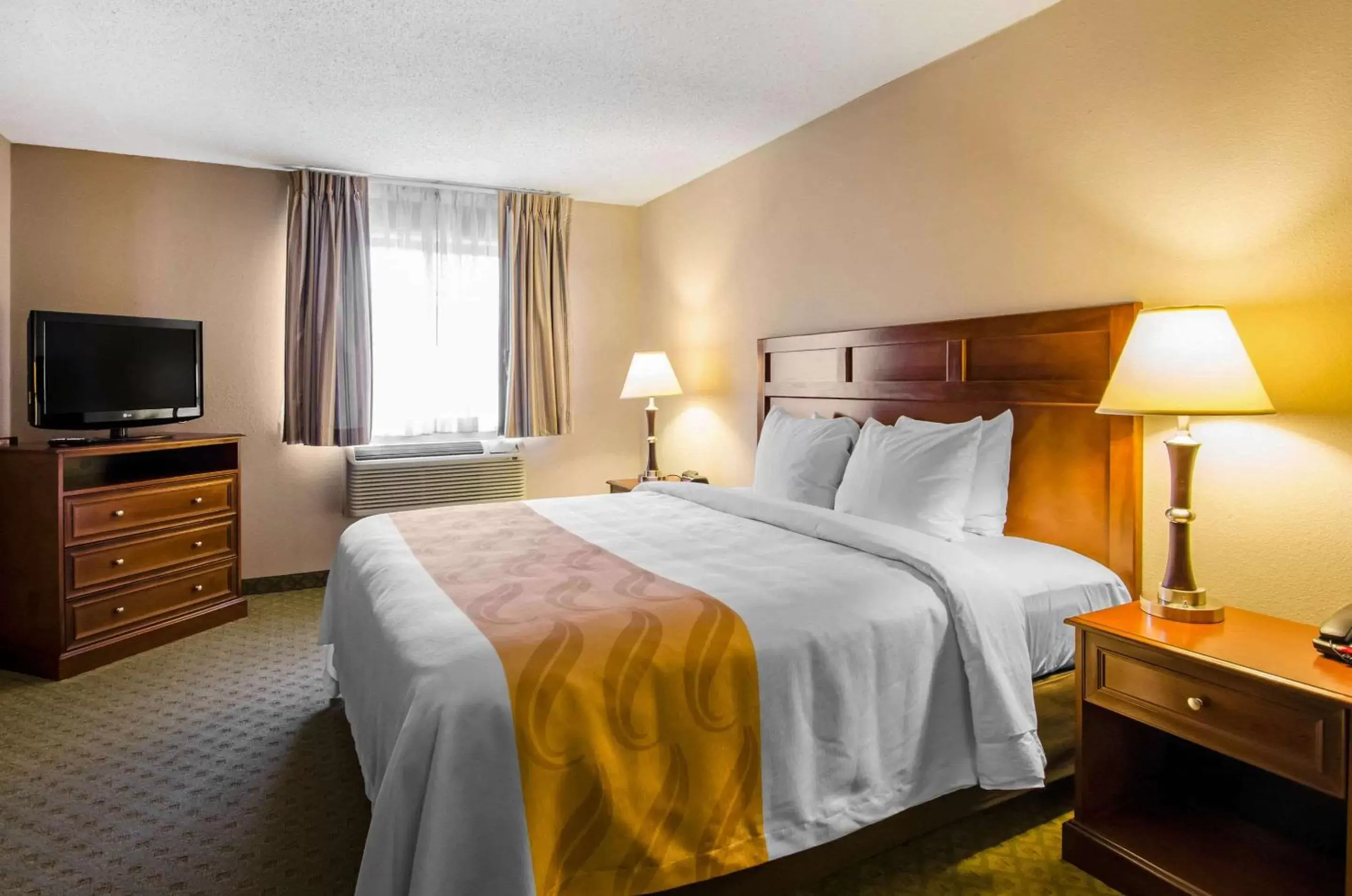 Bedroom, Bed in Quality Inn Summersville - New River Area Bedroom, Bed in Quality Inn Summersville - New River Area