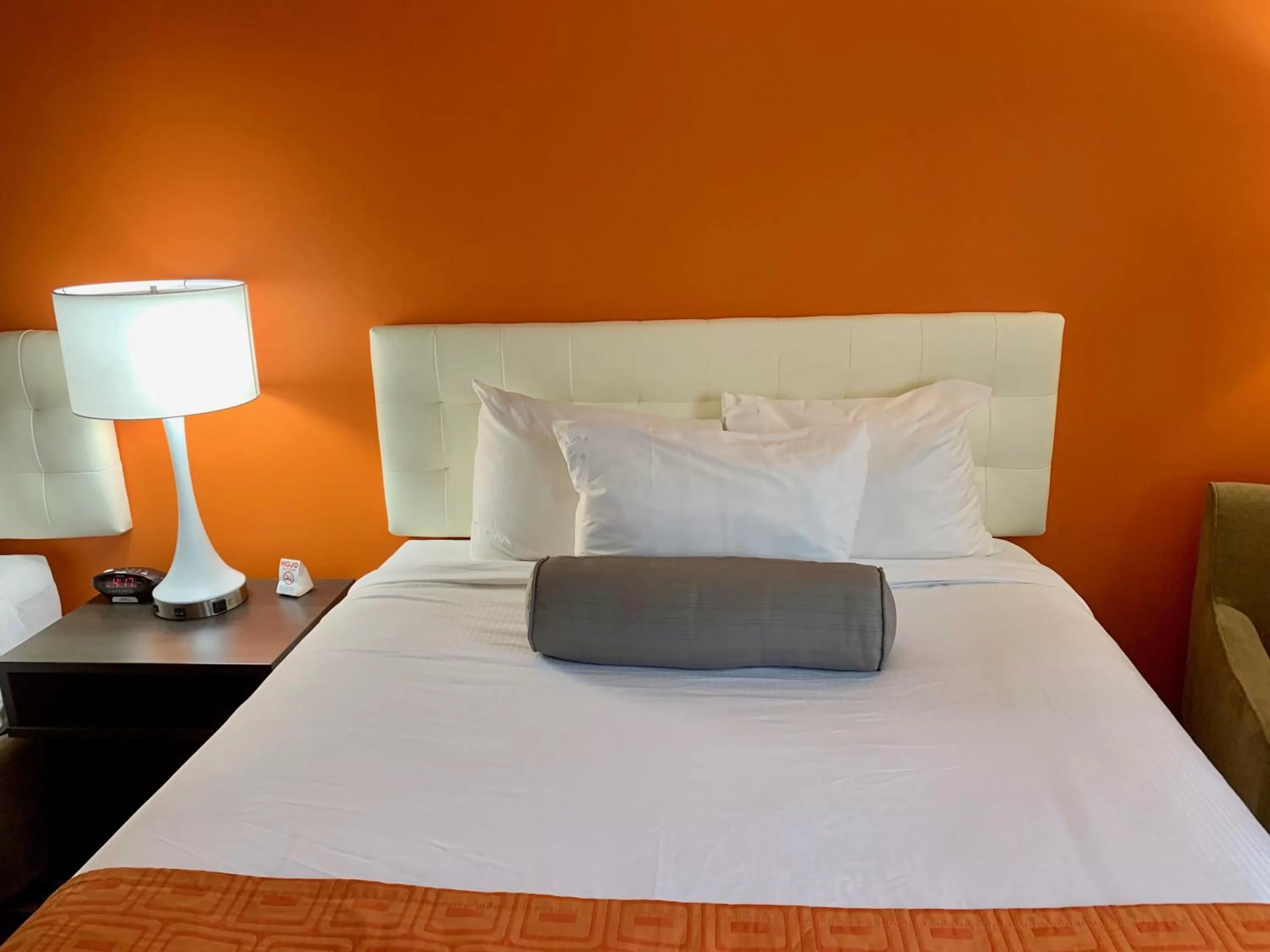 Bed in Howard Johnson by Wyndham Winnipeg West