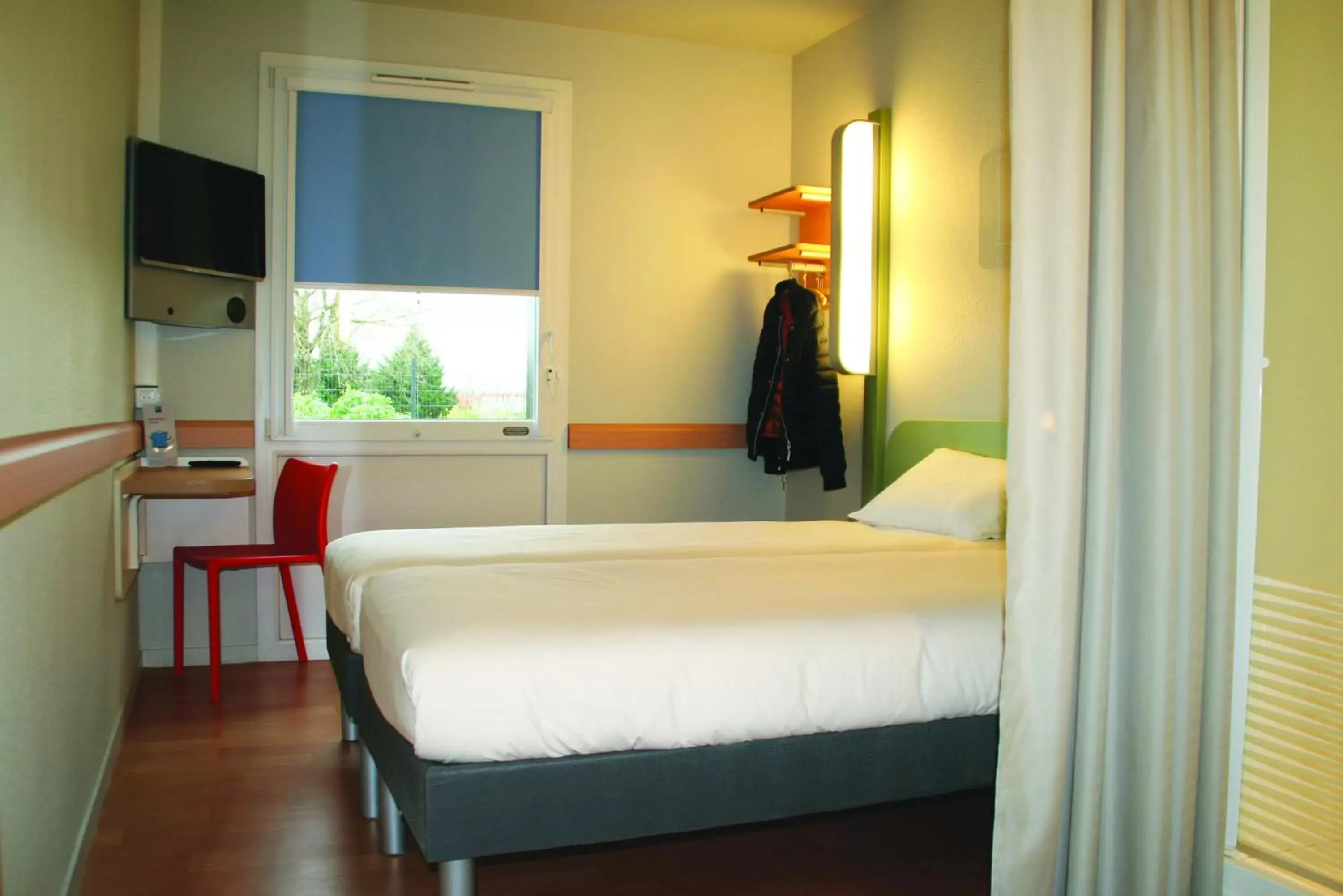 Bedroom, Bed in ibis budget Saint Pourcain