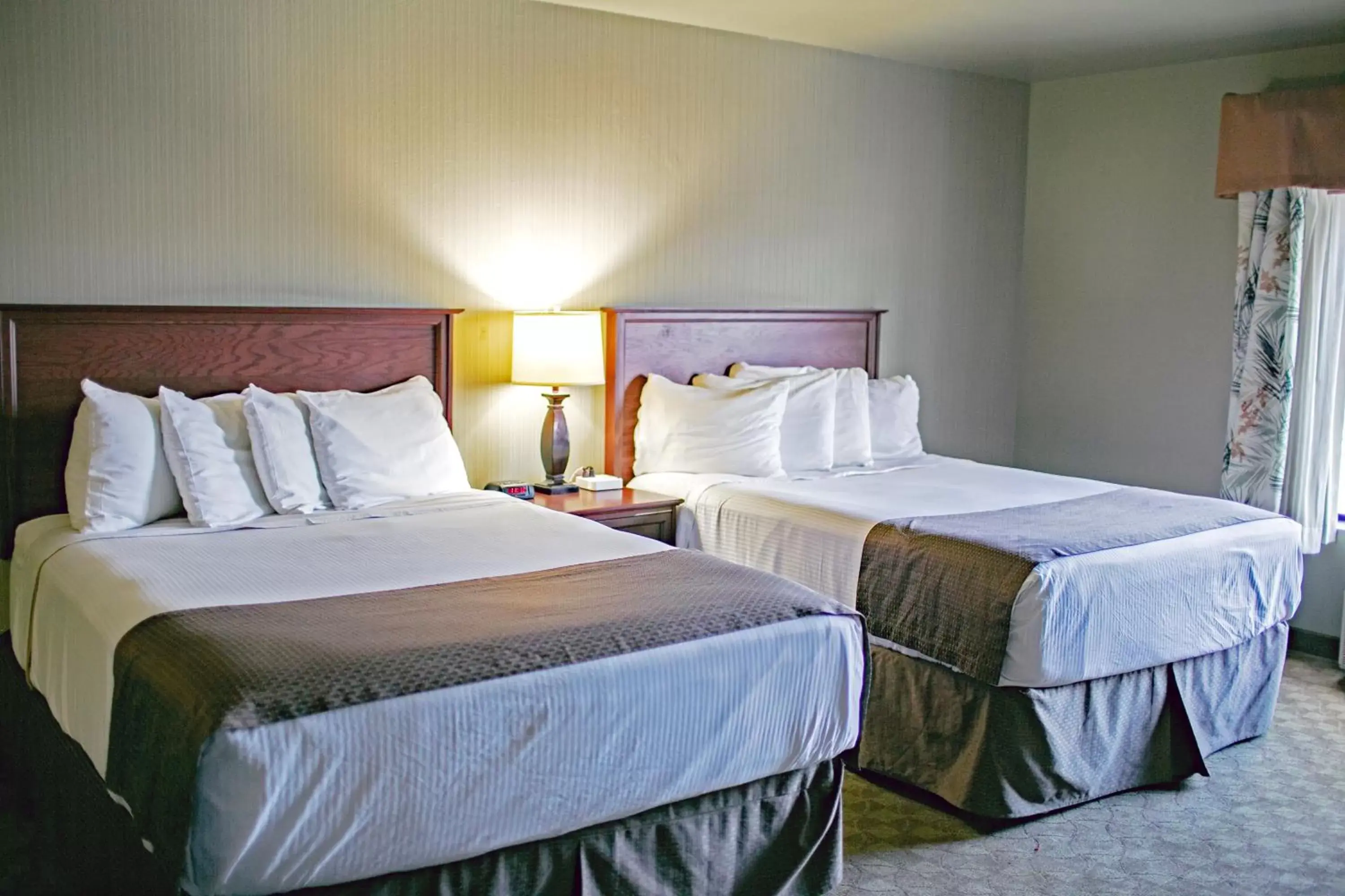 Bed in Seaport Inn & Suites