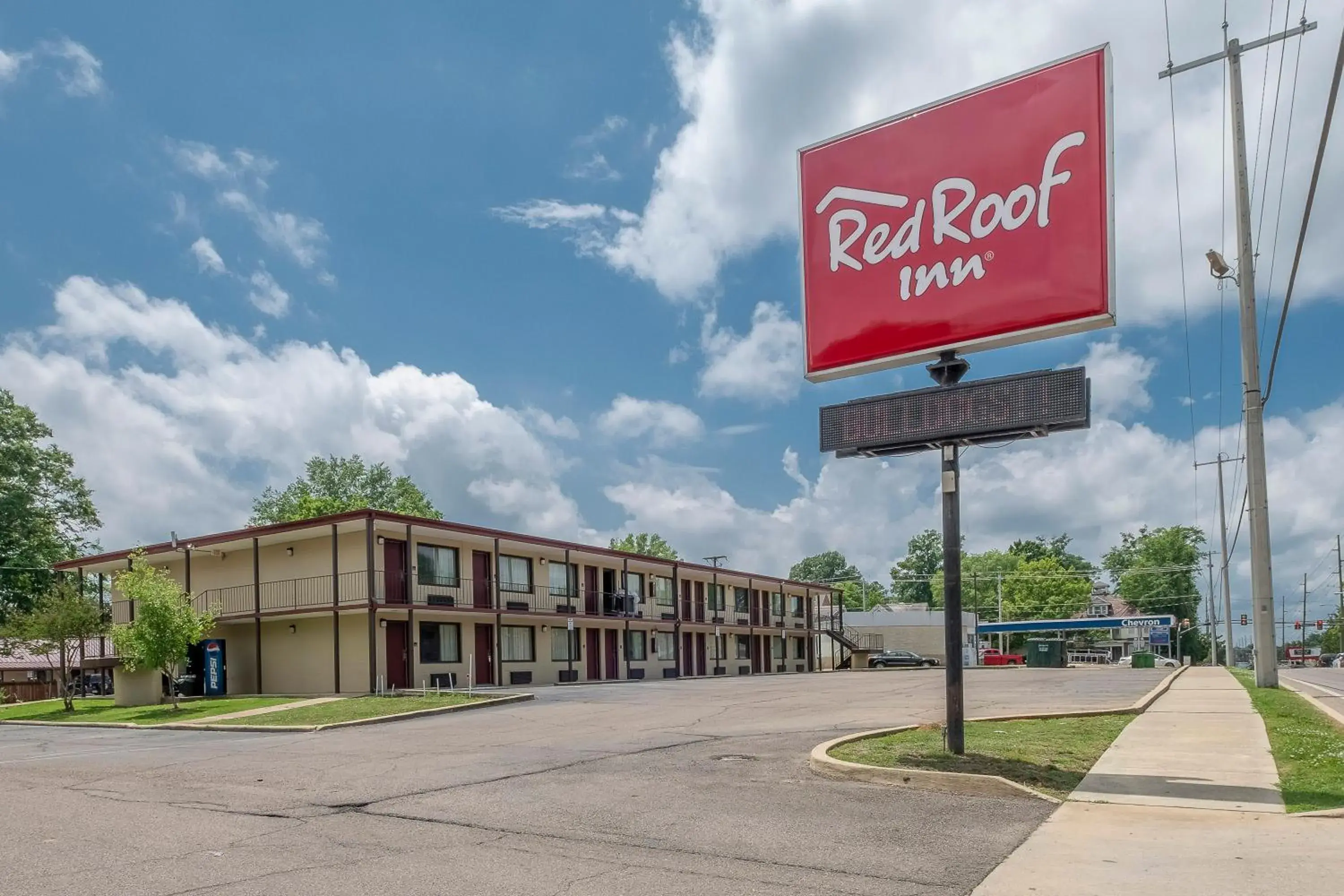 Property building, Facade/Entrance in Red Roof Inn Starkville - University