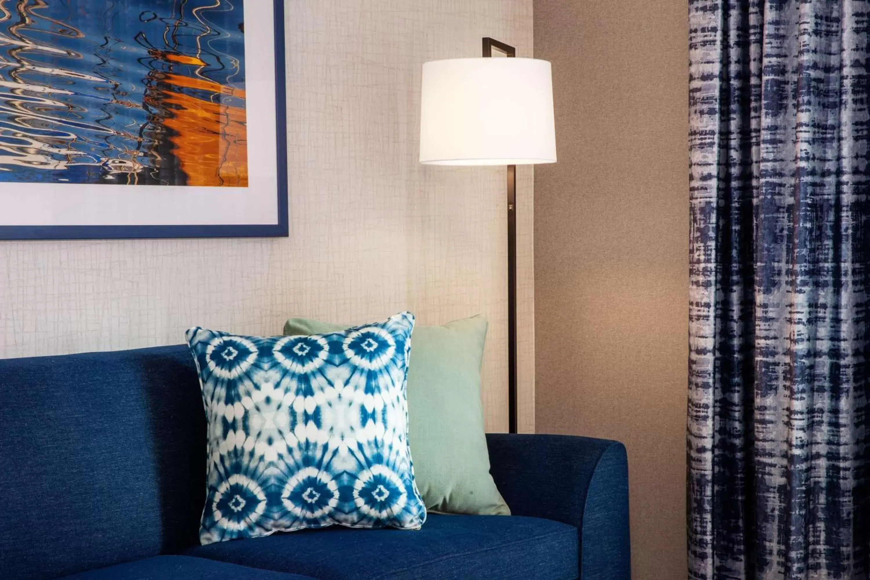 Living room, Seating Area in Hampton Inn Boston Seaport District