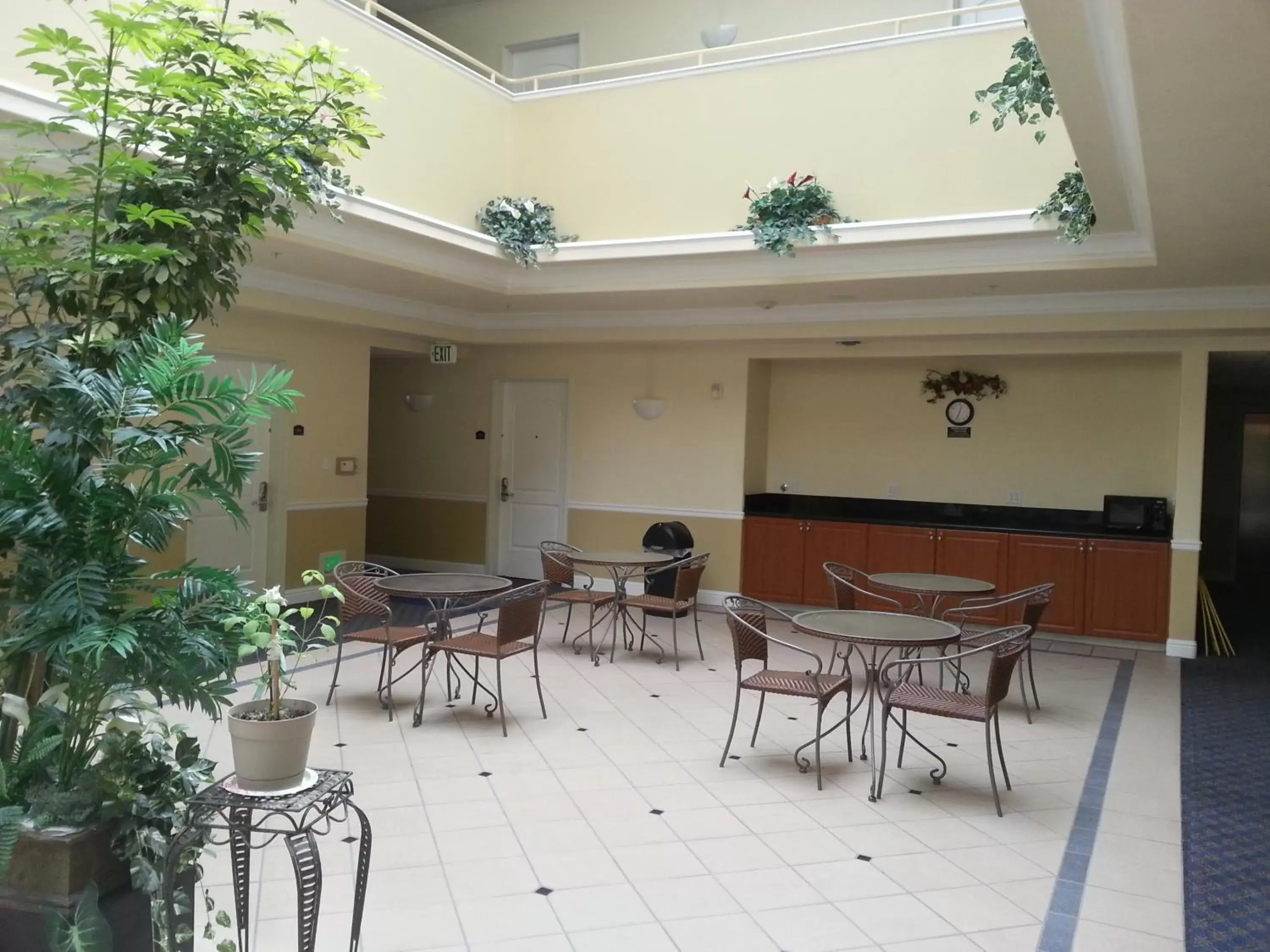 Seating area in Gateway Inn and Suites San Francisco SFO Airport