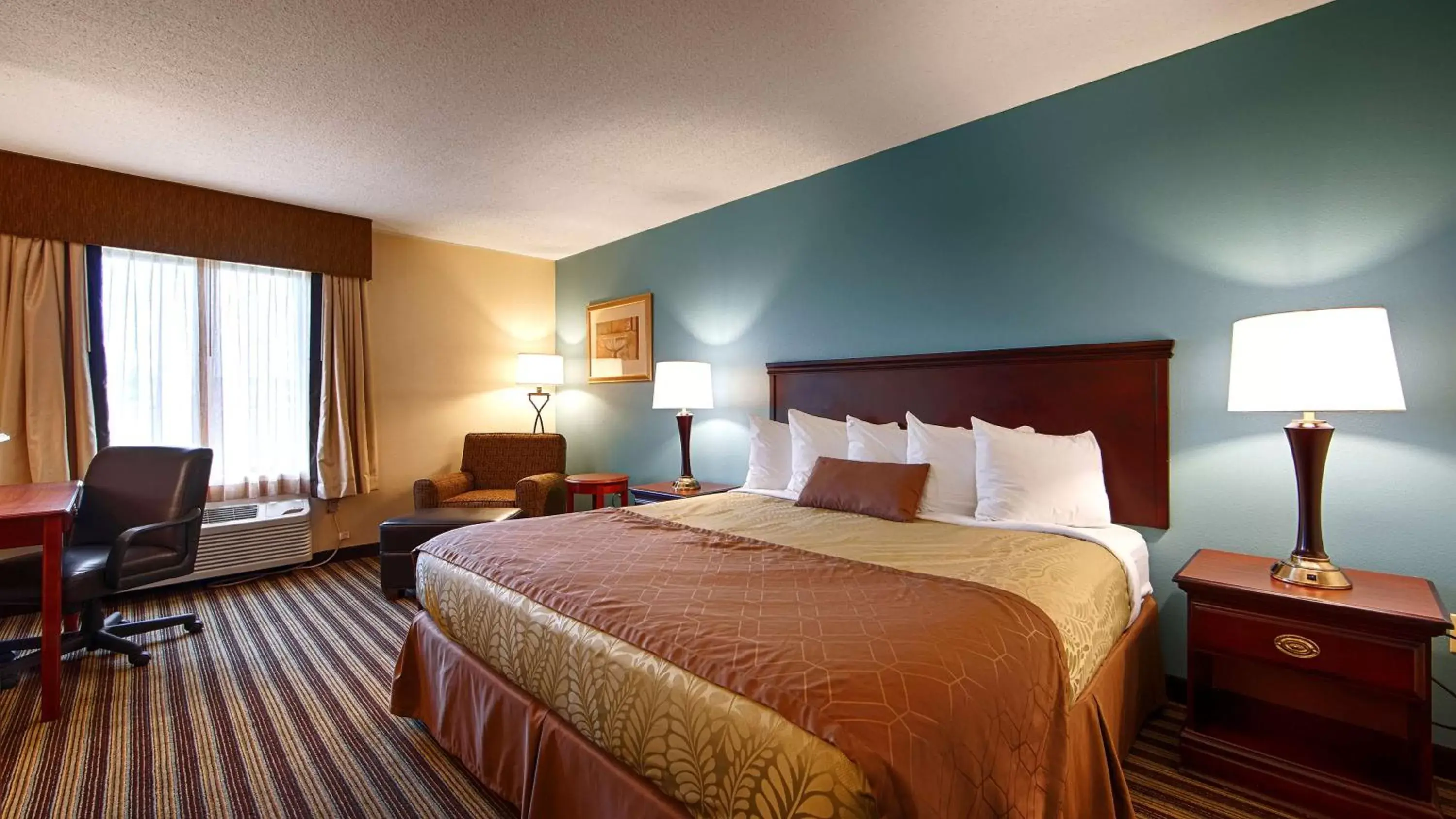 Photo of the whole room, Bed in Best Western Plus Sikeston