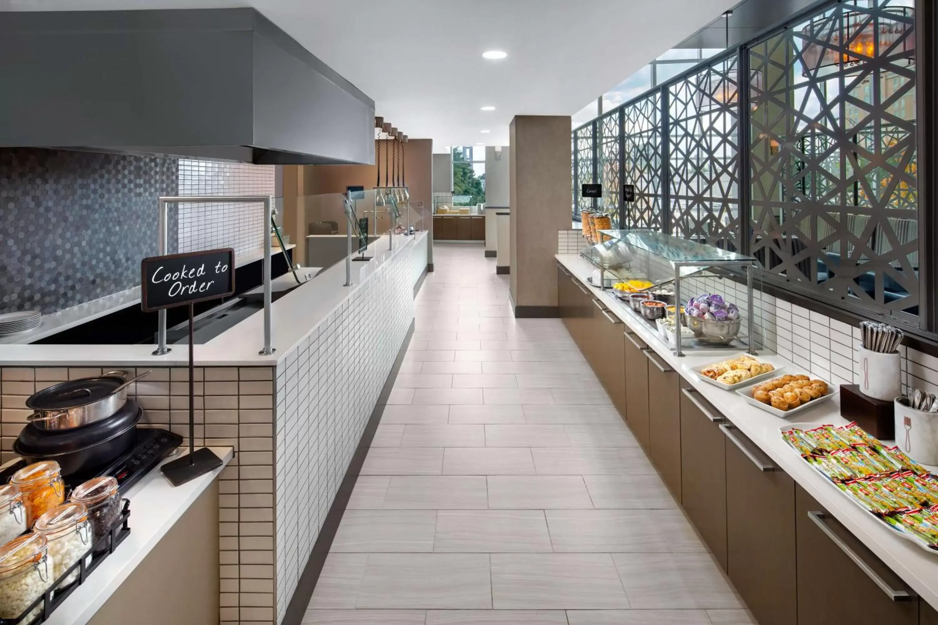 Breakfast, Kitchen/Kitchenette in Embassy Suites by Hilton Charlotte Uptown
