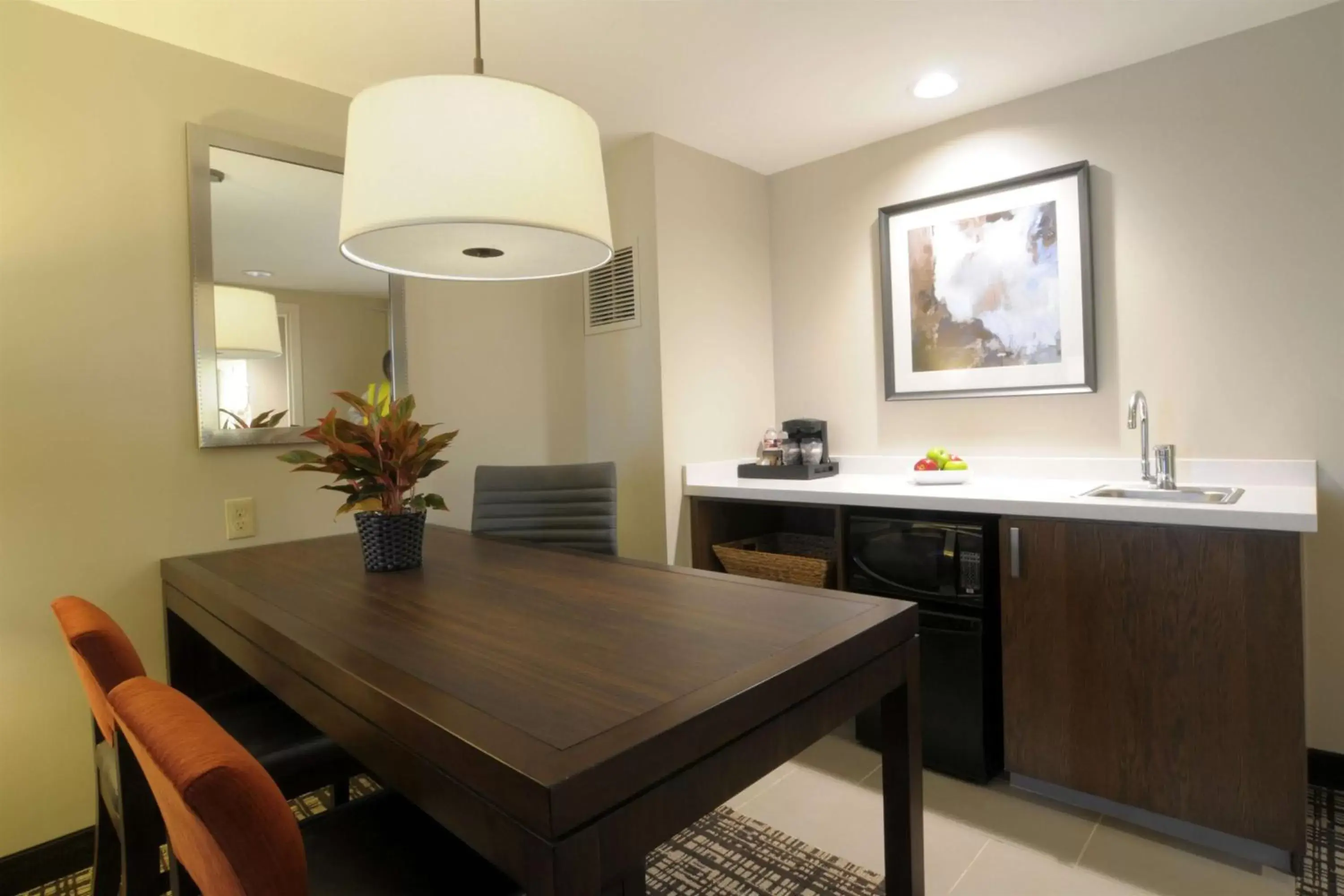 Kitchen or kitchenette, Dining Area in Embassy Suites Oklahoma City Downtown/Medical Center