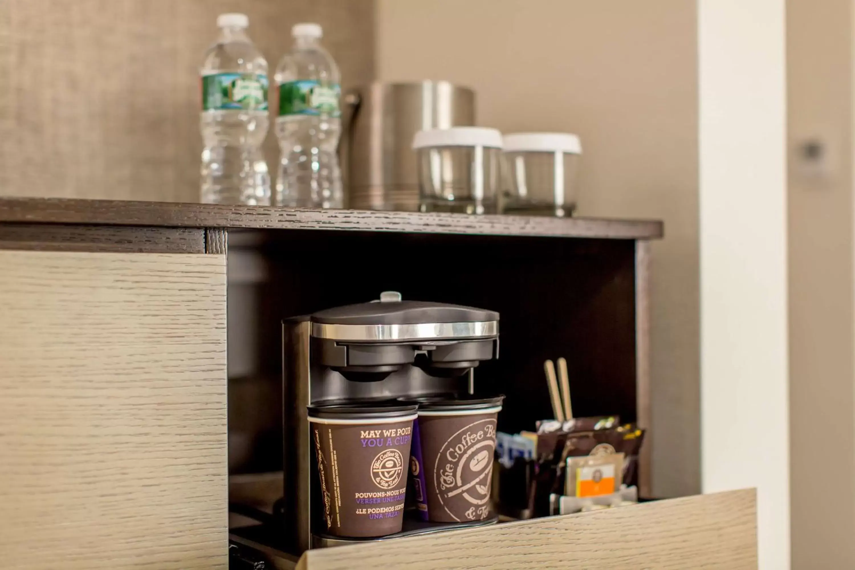 Photo of the whole room, Drinks in DoubleTree by Hilton Hotel & Suites Jersey City