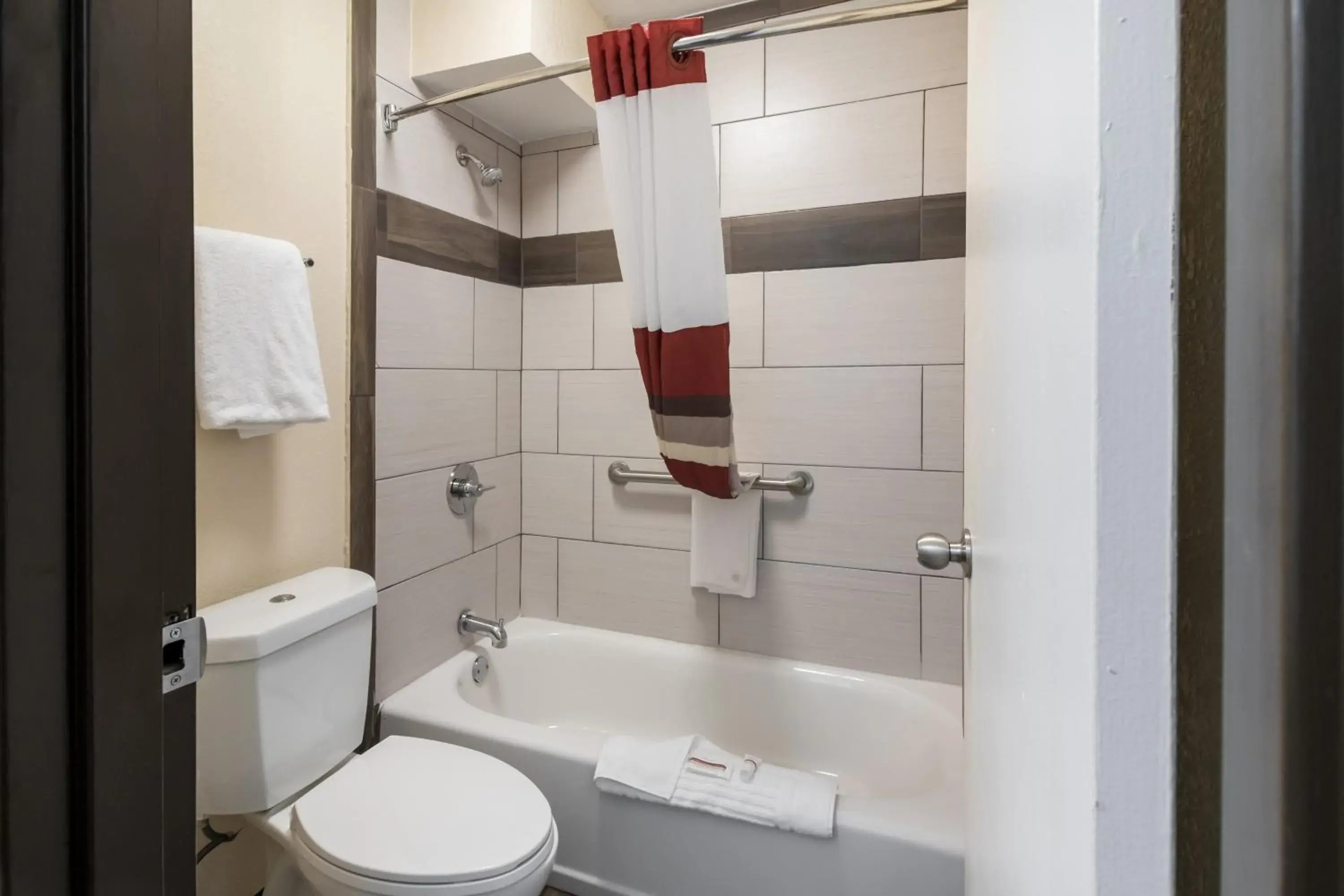 Bathroom in Red Roof Inn Wilmington NC