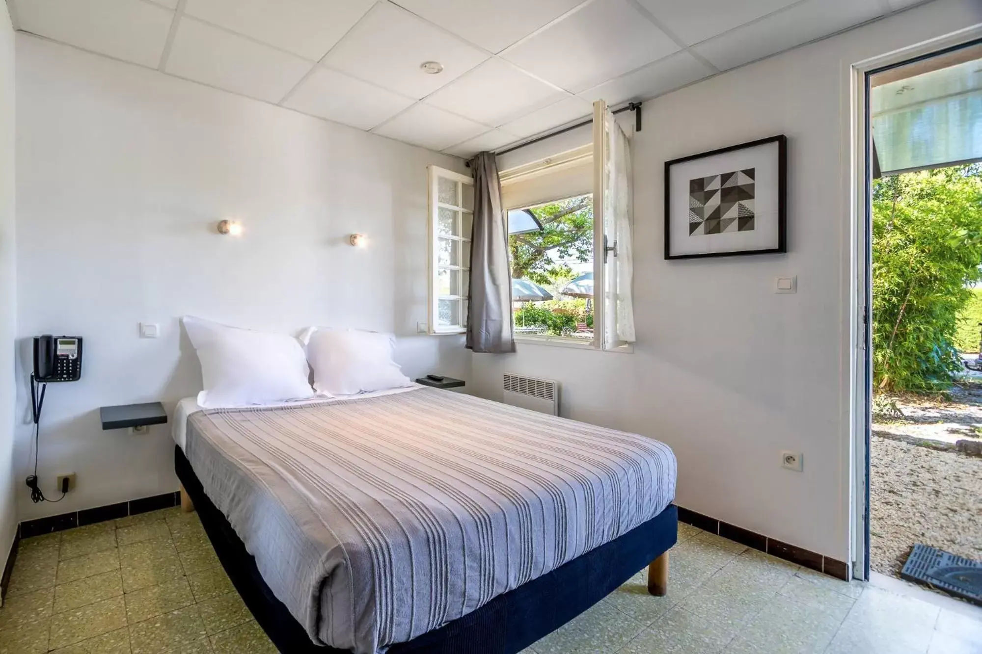 Bedroom, Bed in Hôtel des Moulins