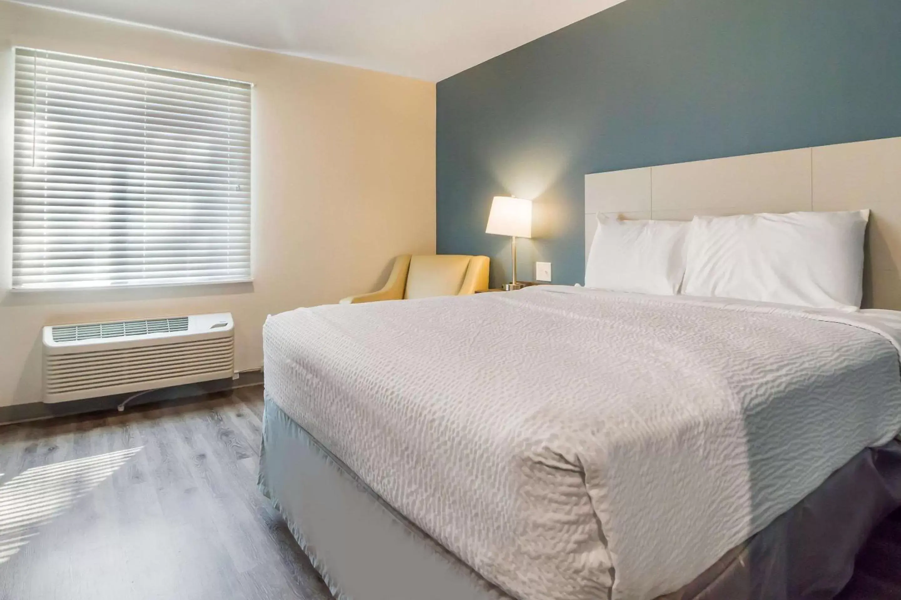 Bathroom, Bed in WoodSpring Suites Lake Jackson