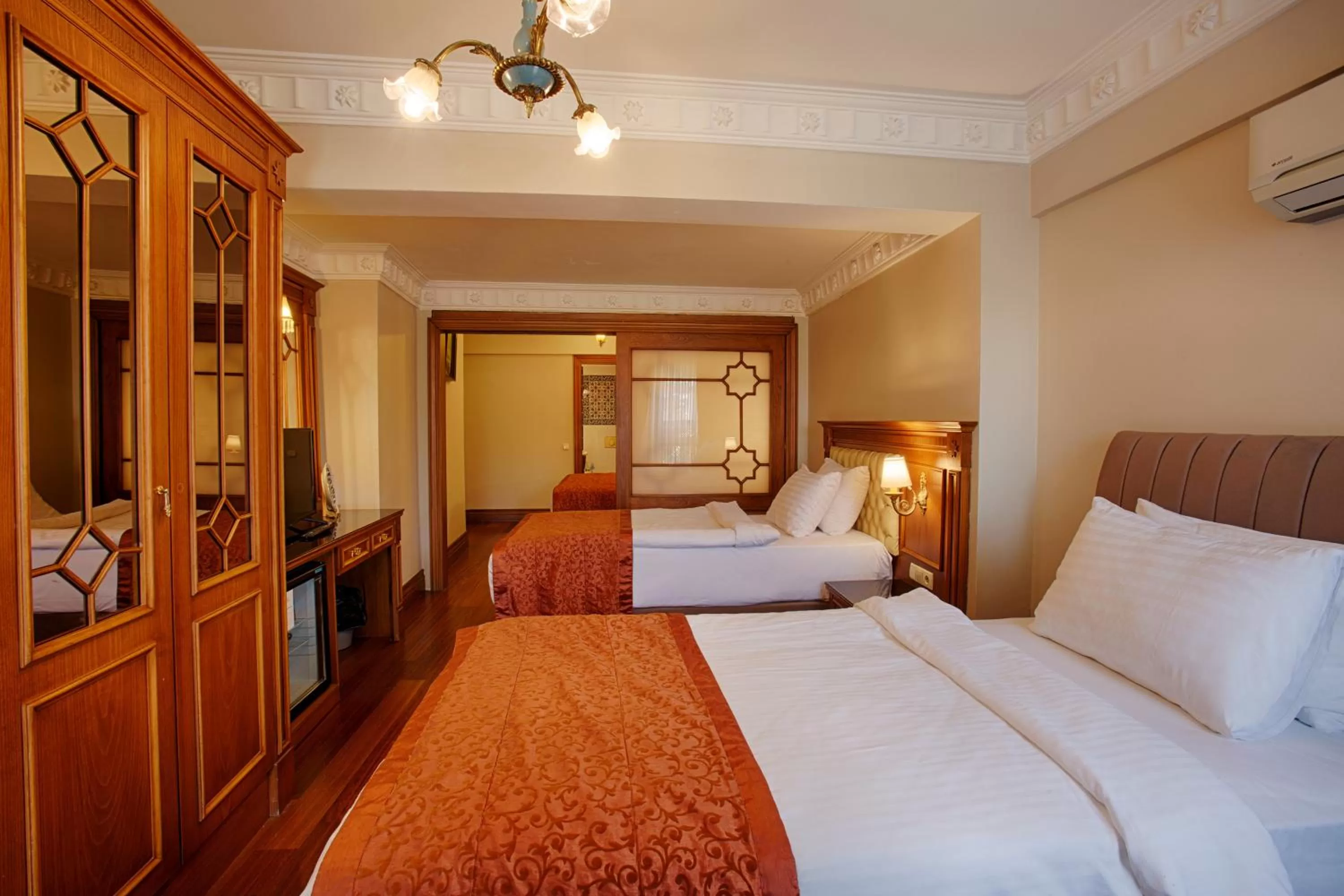 Photo of the whole room, Bed in Hotel Sumengen