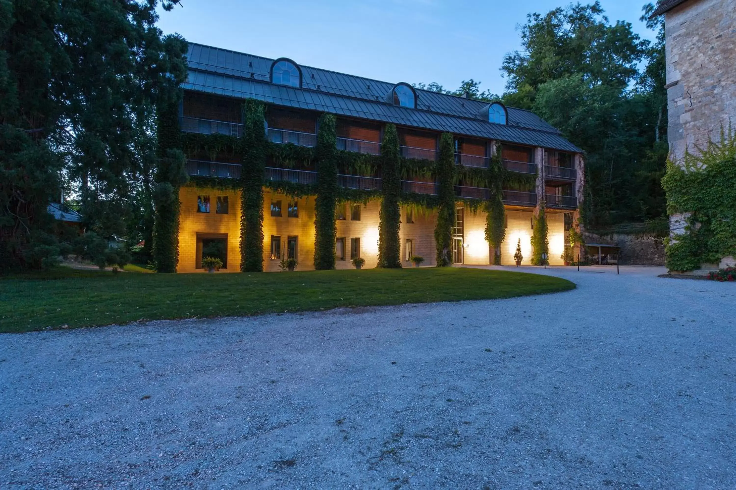 Facade/entrance, Property Building in Schloss Münchenwiler