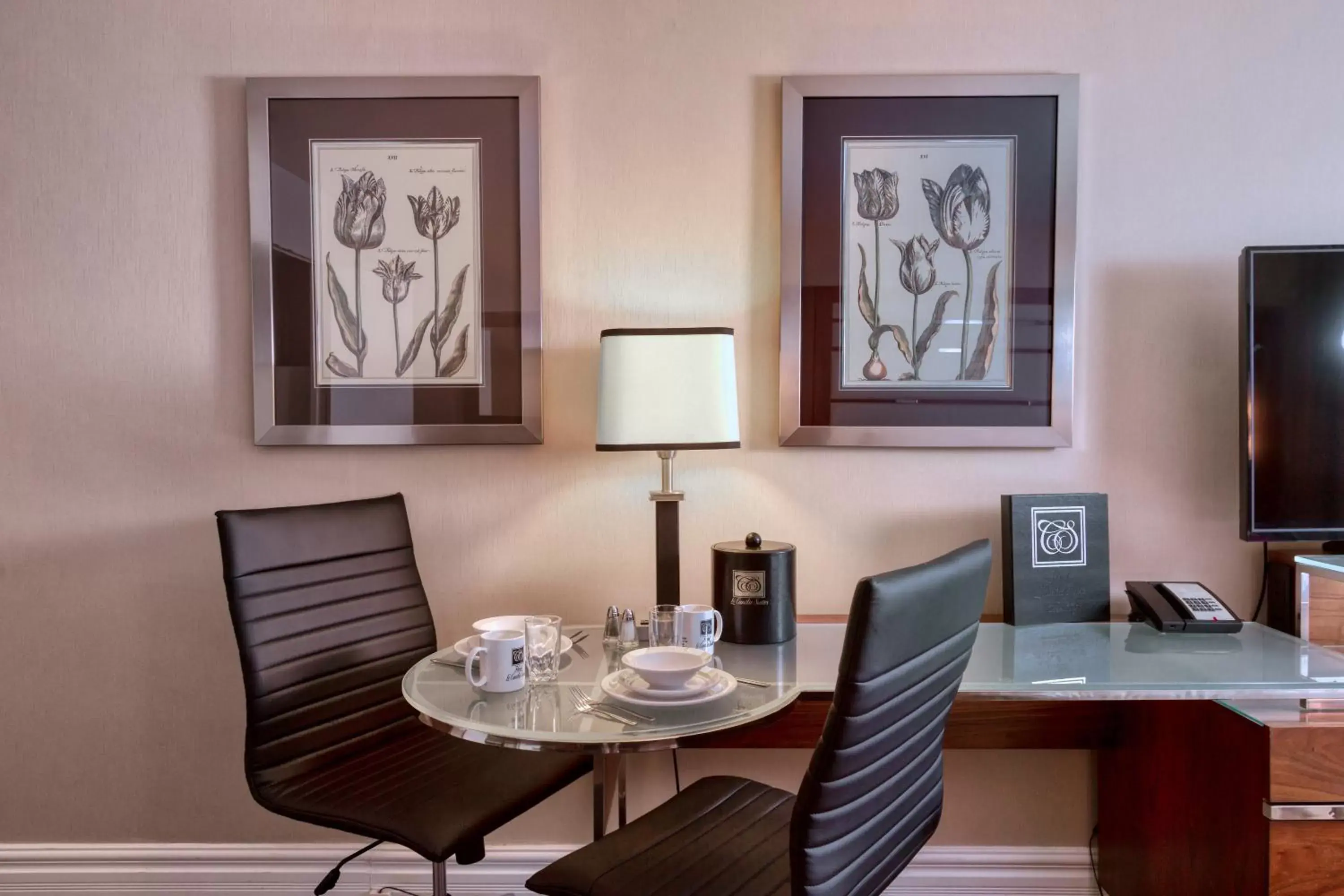 Dining Area in Hôtel Le Cantlie Suites