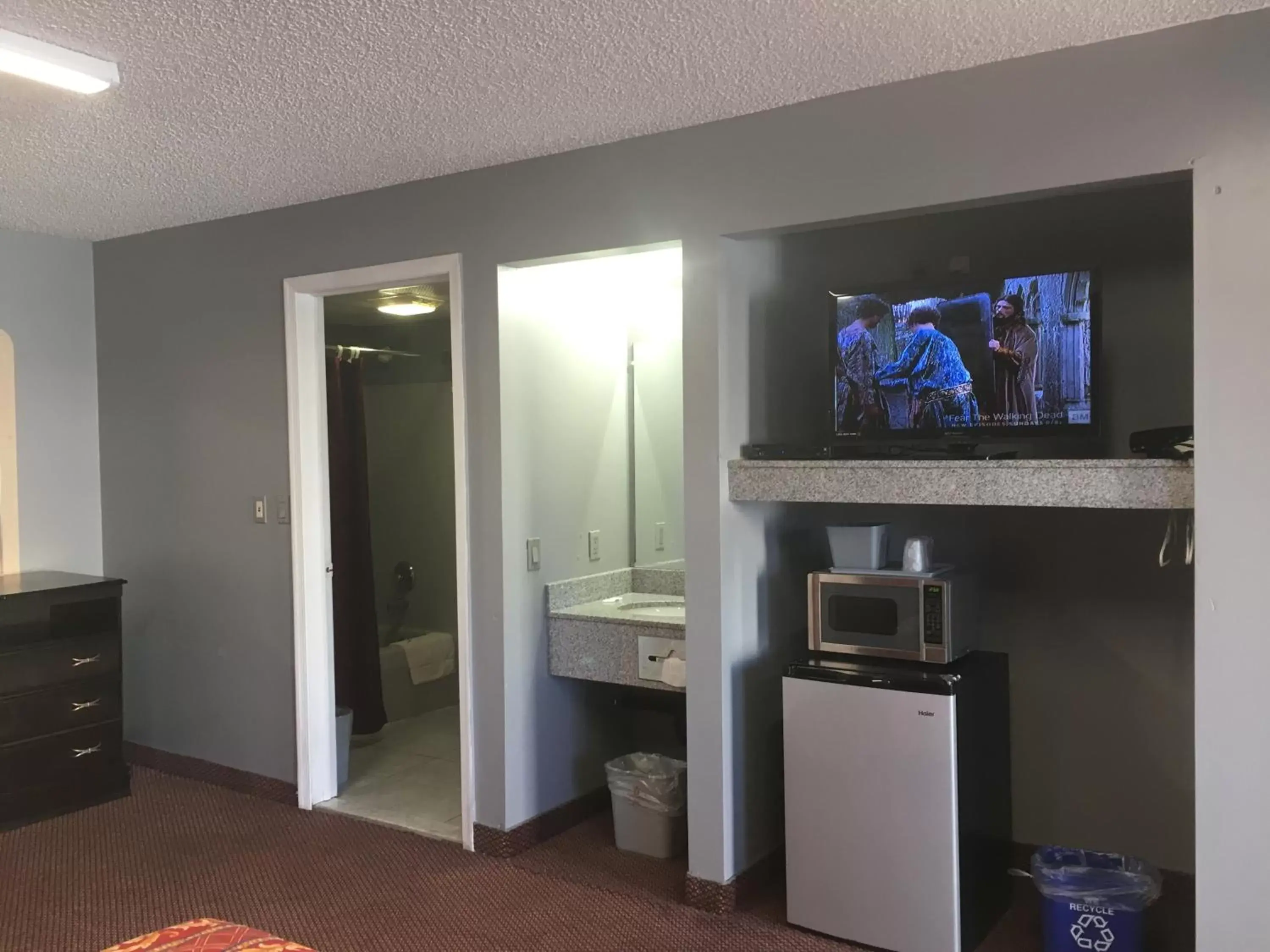 TV and multimedia, TV/Entertainment Center in Journeys End Motel