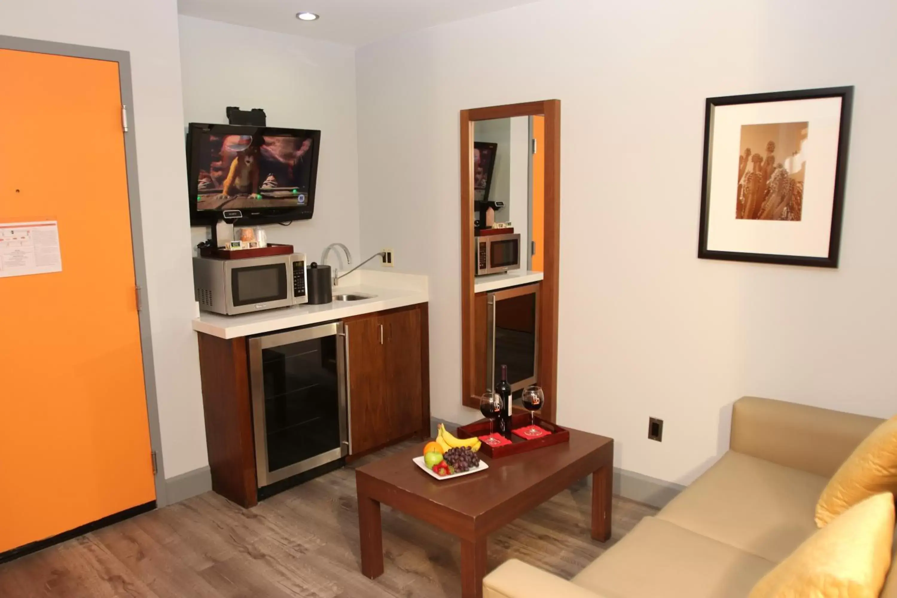 Seating area, Kitchen/Kitchenette in BLVD Hotel & Studios- Walking Distance to Universal Studios Hollywood