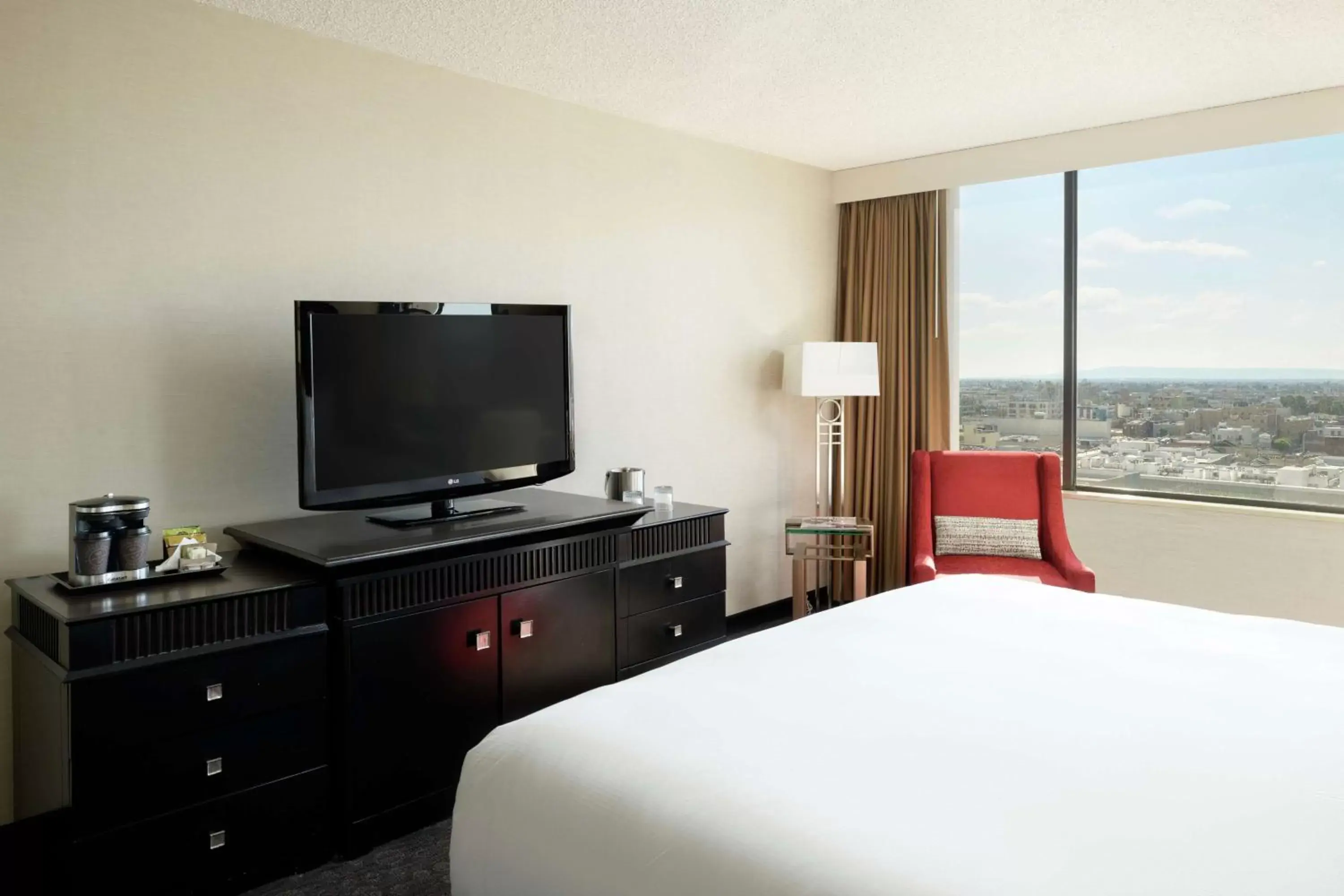 Bed, TV/Entertainment Center in Doubletree by Hilton Los Angeles Downtown