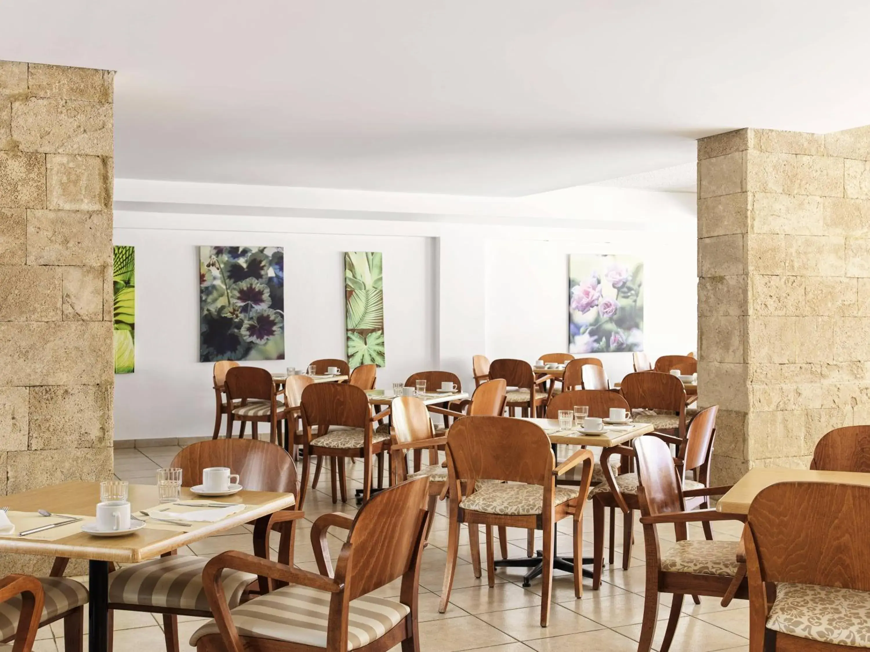 Restaurant/places to eat in Pearl Hotel Restaurant/places to eat in Pearl Hotel