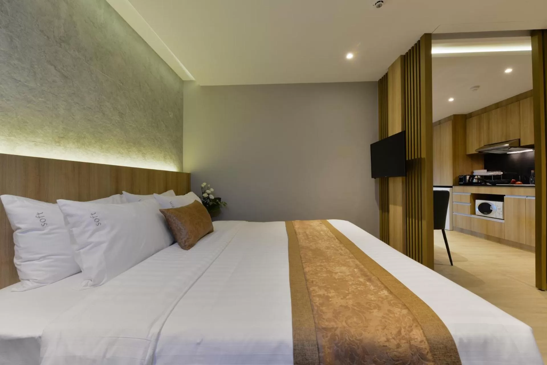 Bedroom, Bed in Aspira Tropical Residence Thong Lor