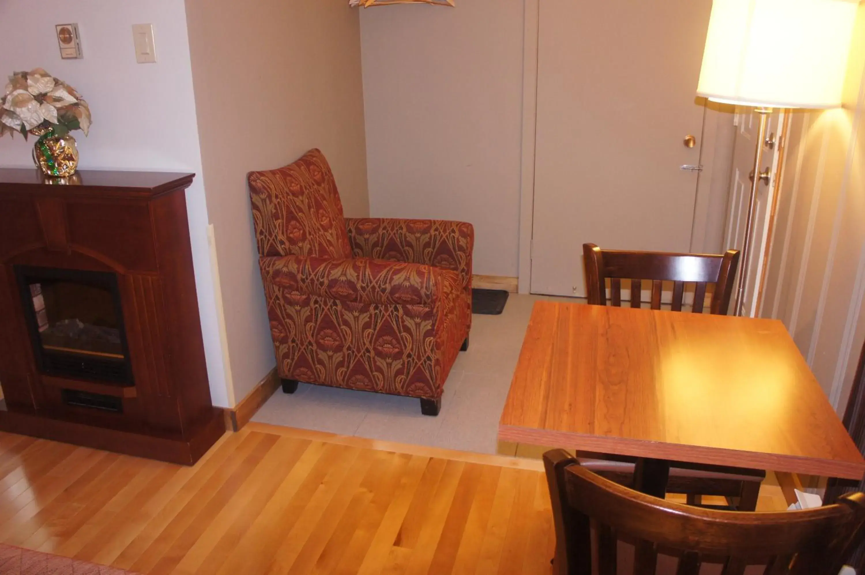 Photo of the whole room, Seating Area in Motel Clair Mont