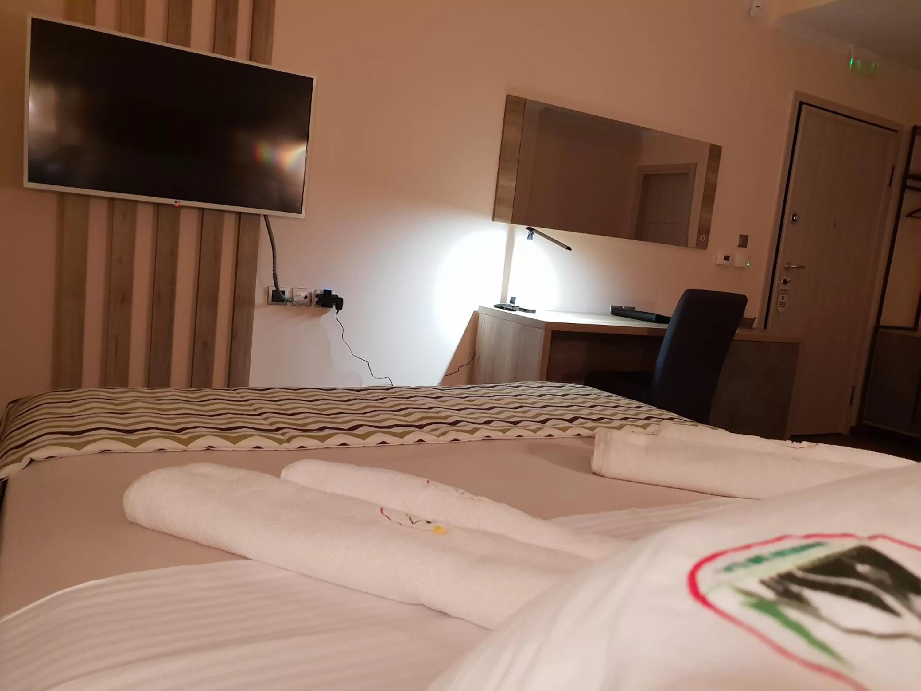 Photo of the whole room, Bed in Mondeus Inn Luxury