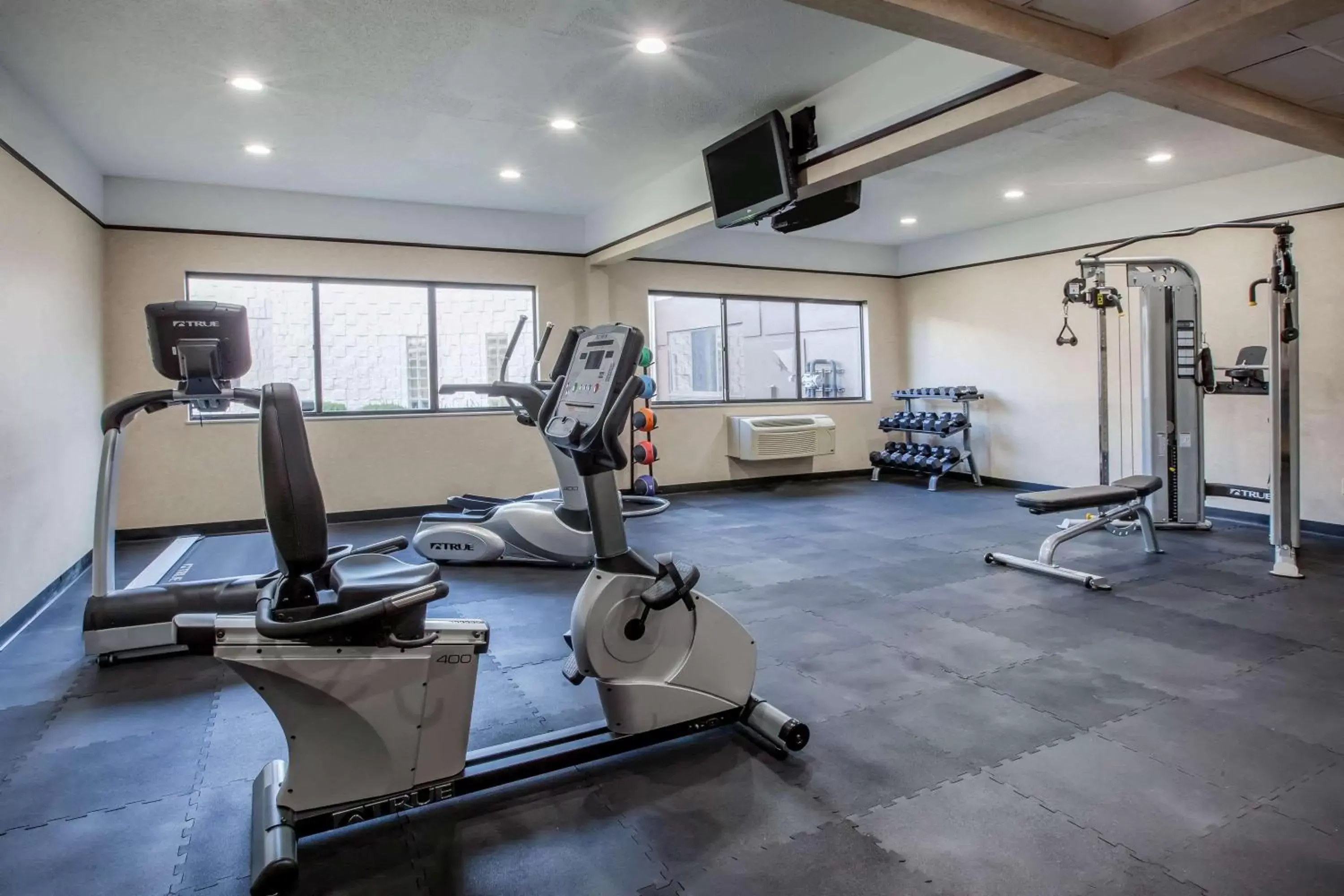 Fitness centre/facilities, Fitness Center/Facilities in Days Inn & Suites by Wyndham Rochester Hills MI