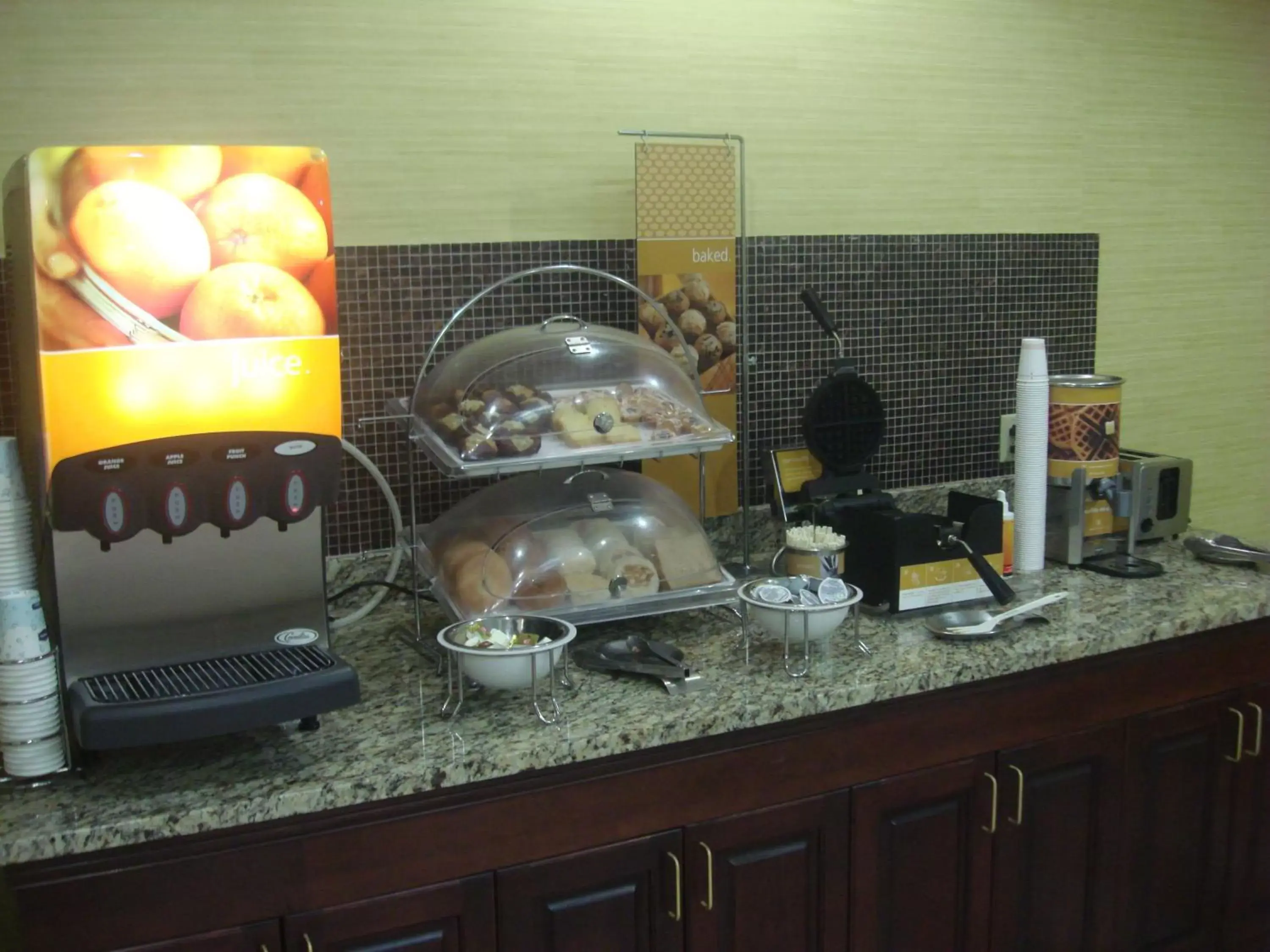 Dining area in Hampton Inn Atlanta-Fairburn