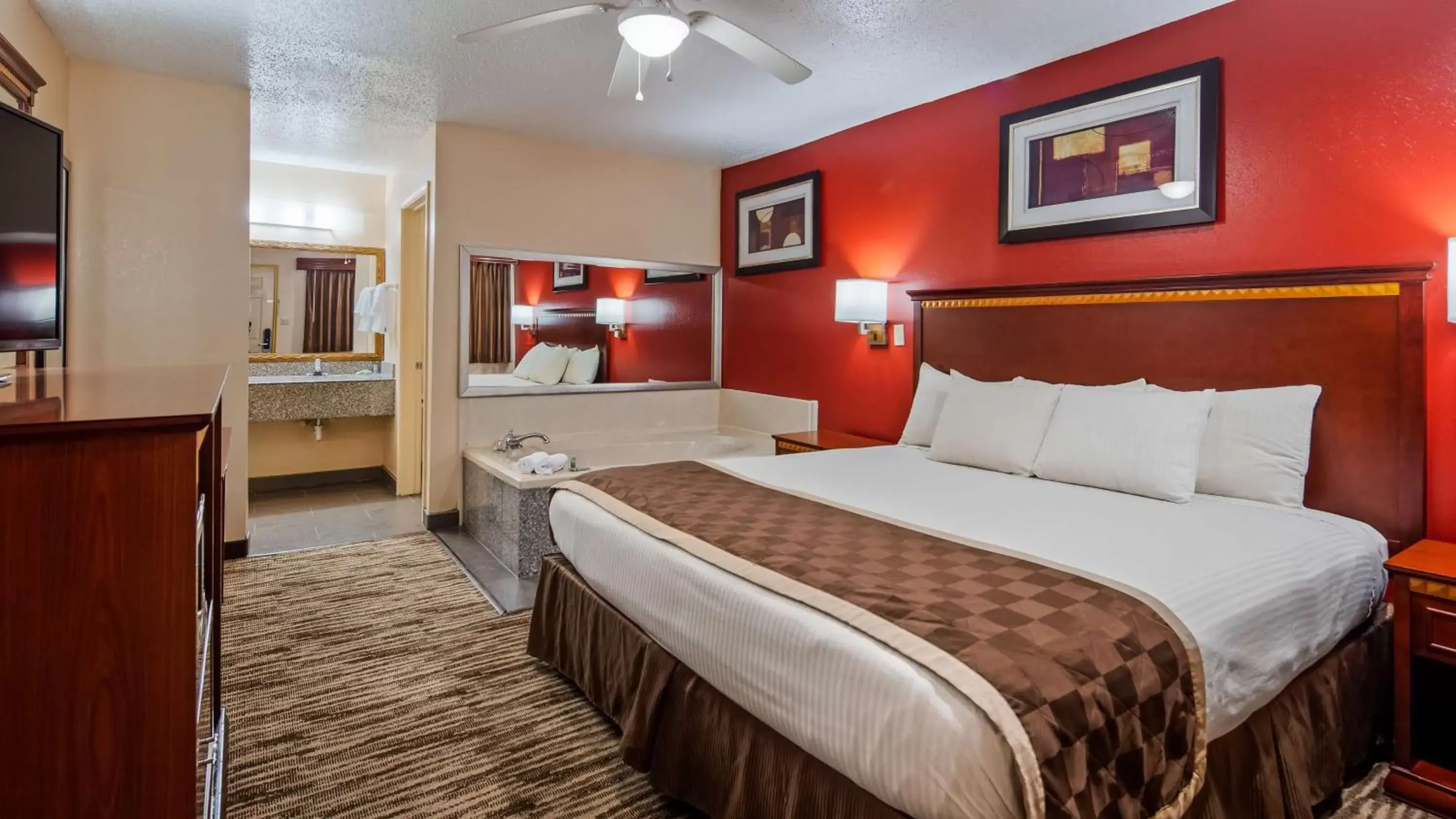 Photo of the whole room, Bed in Best Western Executive Inn