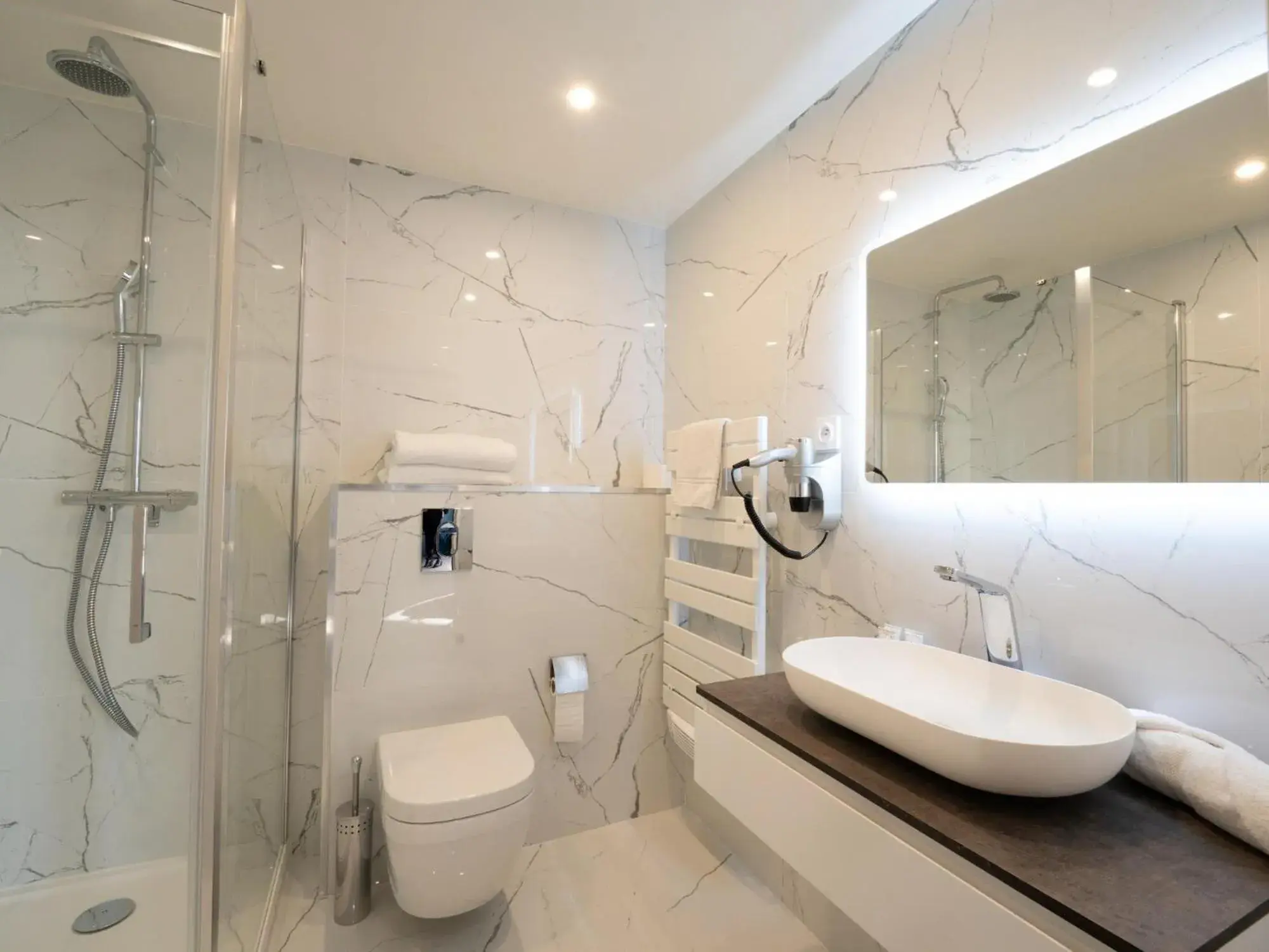 Shower, Bathroom in Casino Hotel Des Palmiers