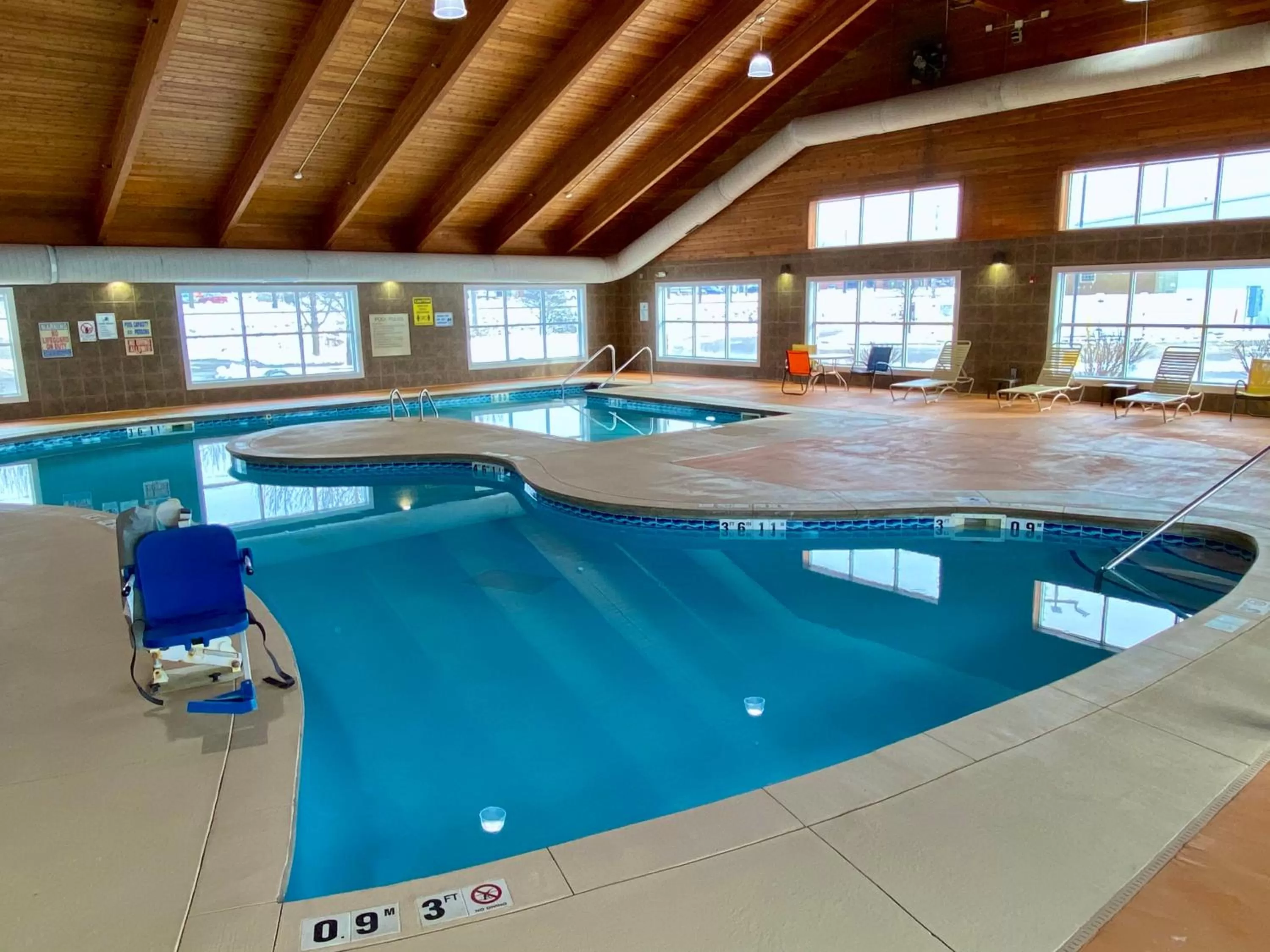 Swimming pool in Comfort Suites Coralville I-80